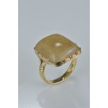9ct gold ring mounted with agate stone. Size L