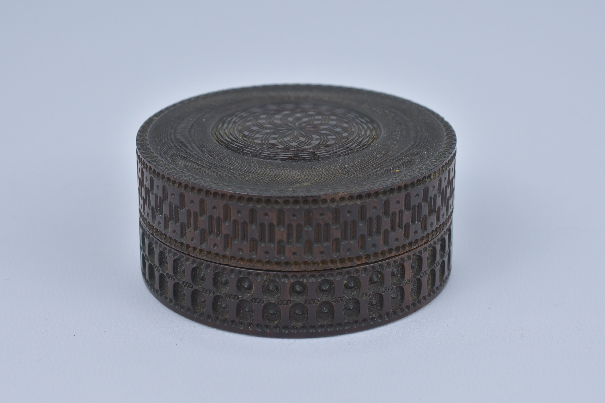 A 19th Century Sri Lankan Hardwood Box and cover with geometric design. 8cm diameter x 3.5cm height - Image 2 of 5