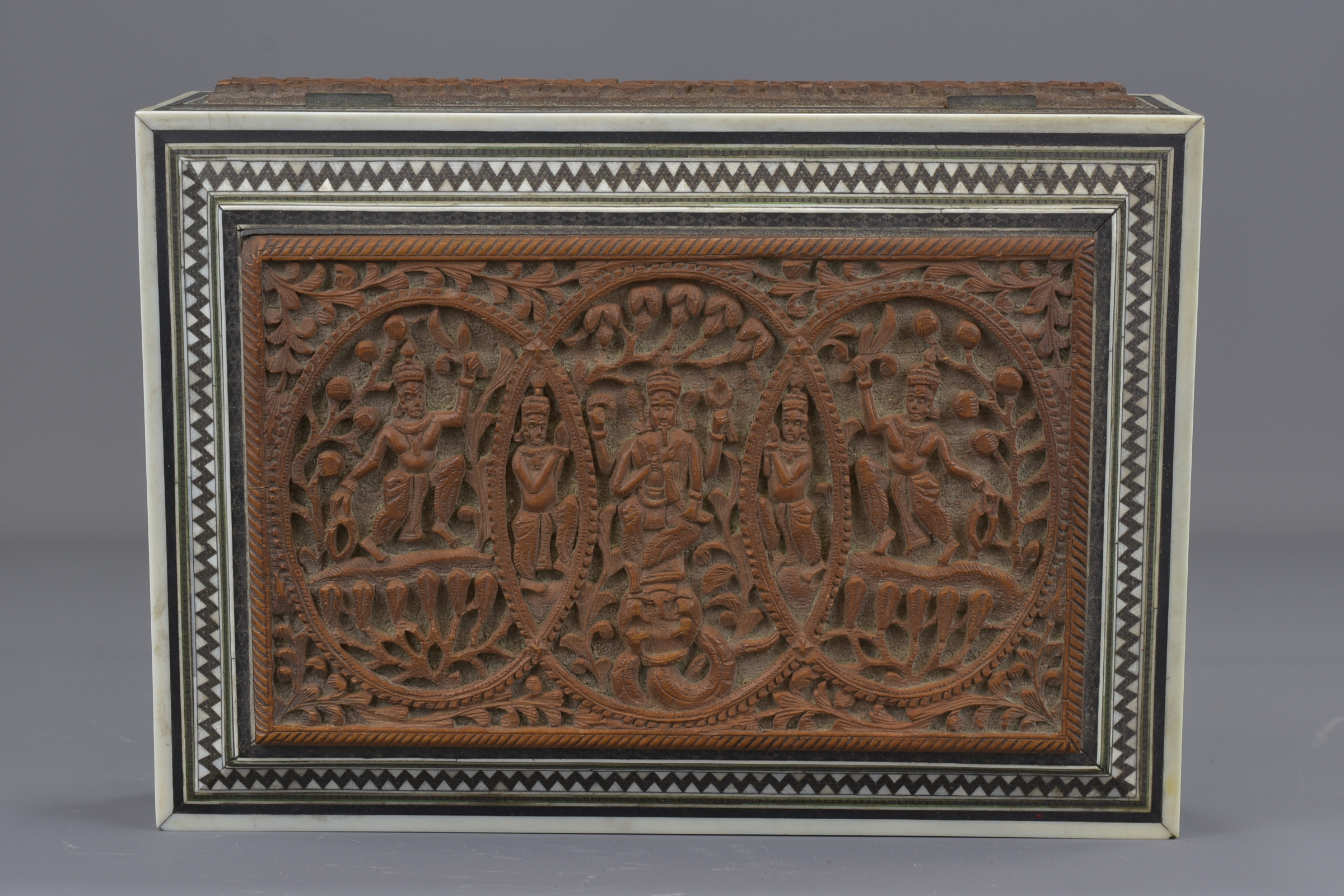 An Indian 19th century sandalwood box inlaid with bone and ebony. 22 cm length. - Image 7 of 8