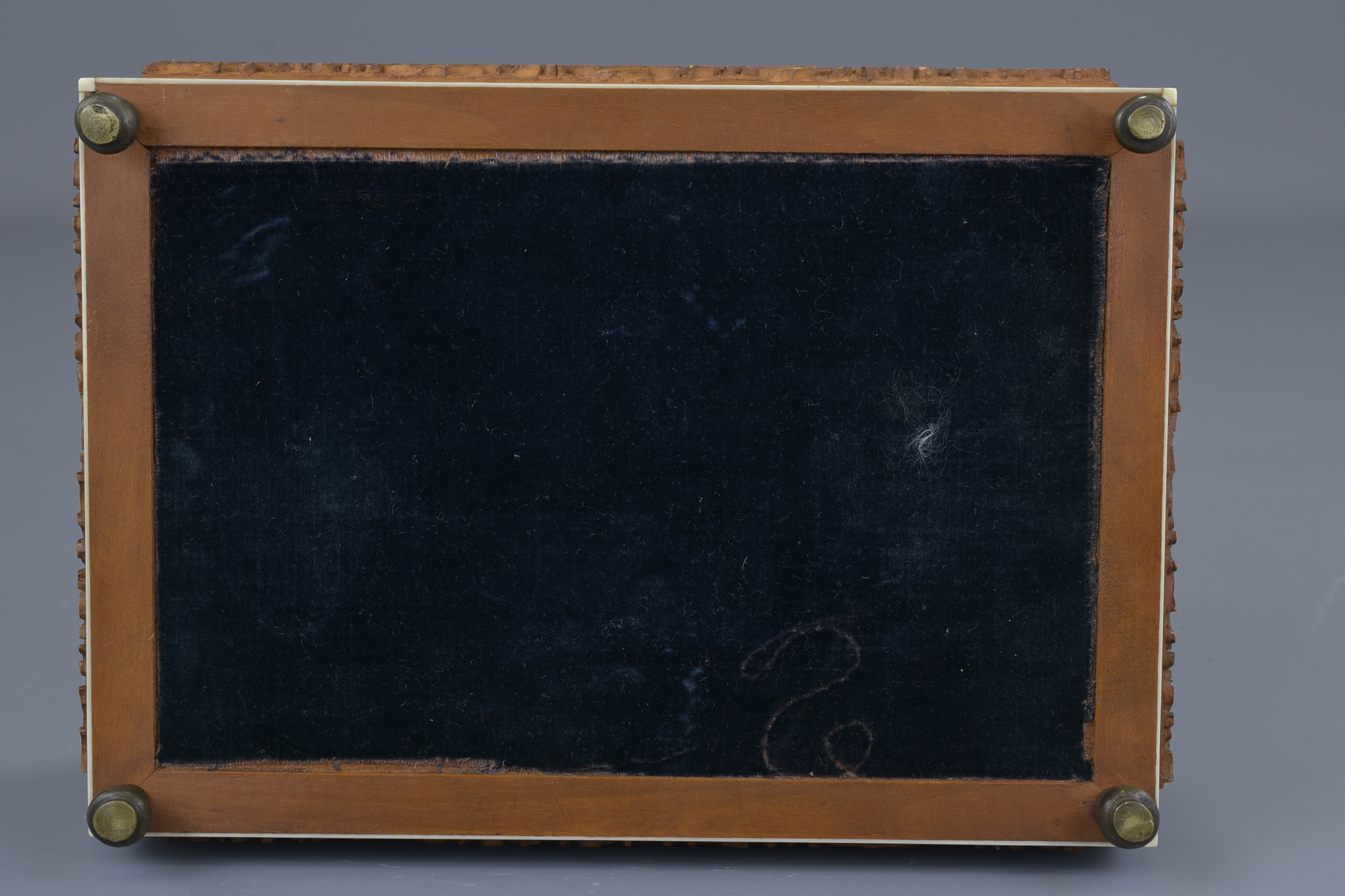 An Indian 19th century sandalwood box inlaid with bone and ebony. 22 cm length. - Image 6 of 8