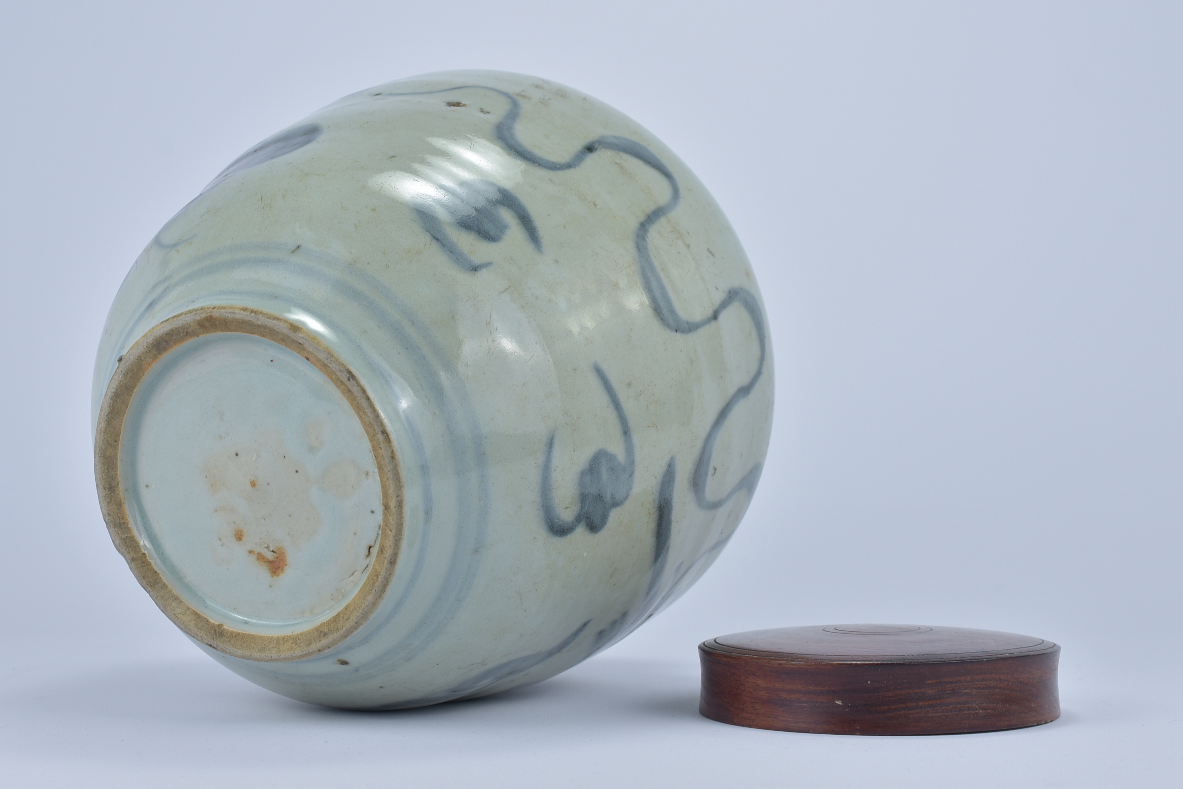 A large 17th/18th Century Chinese Blue and White export porcelain Jar with wooden cover butterflies - Image 4 of 5