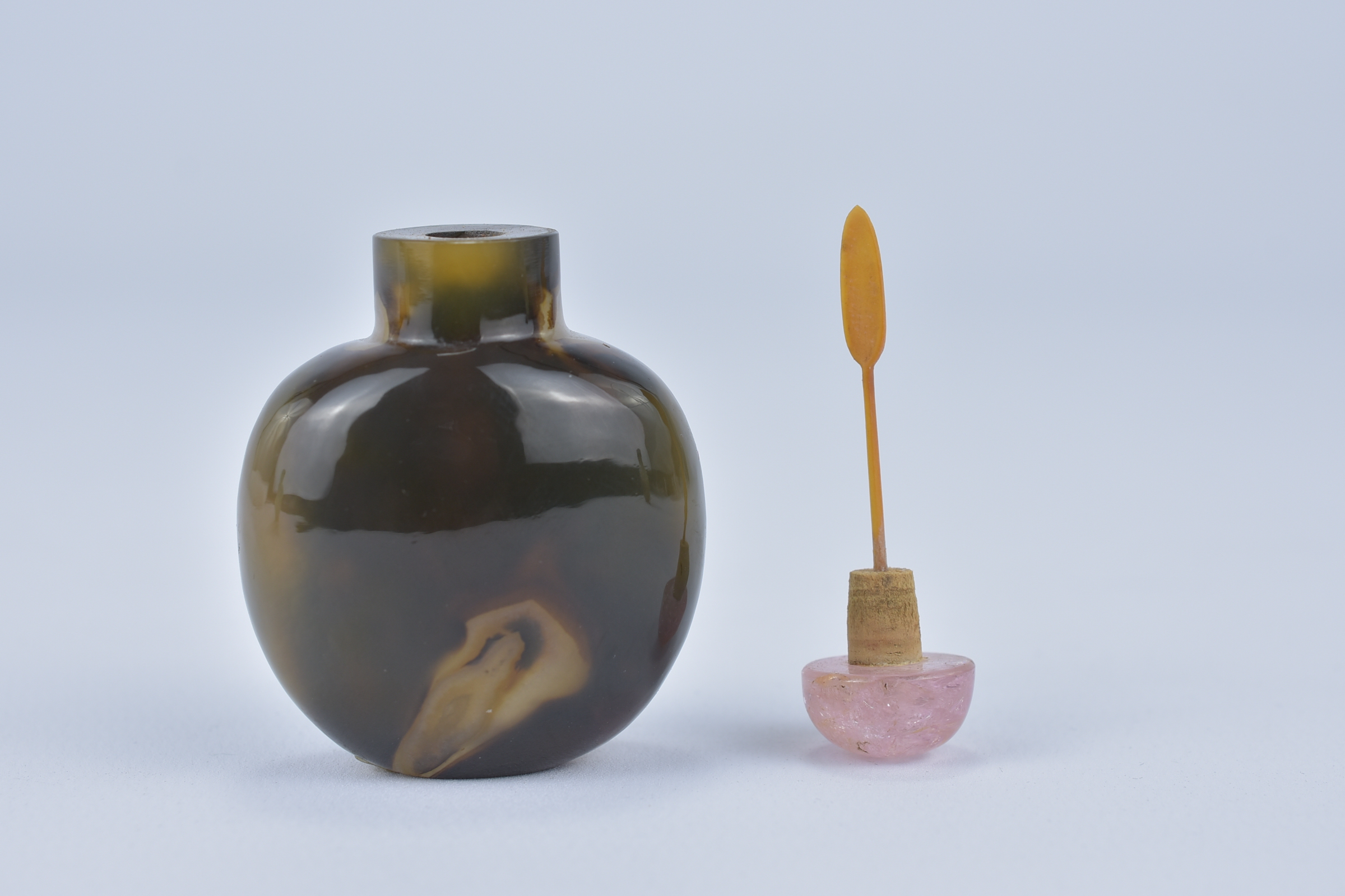 A Chinese yellow and brown Agate Snuff Bottle with pink quartz Stopper. 5cm tall. Purchased between - Image 3 of 3