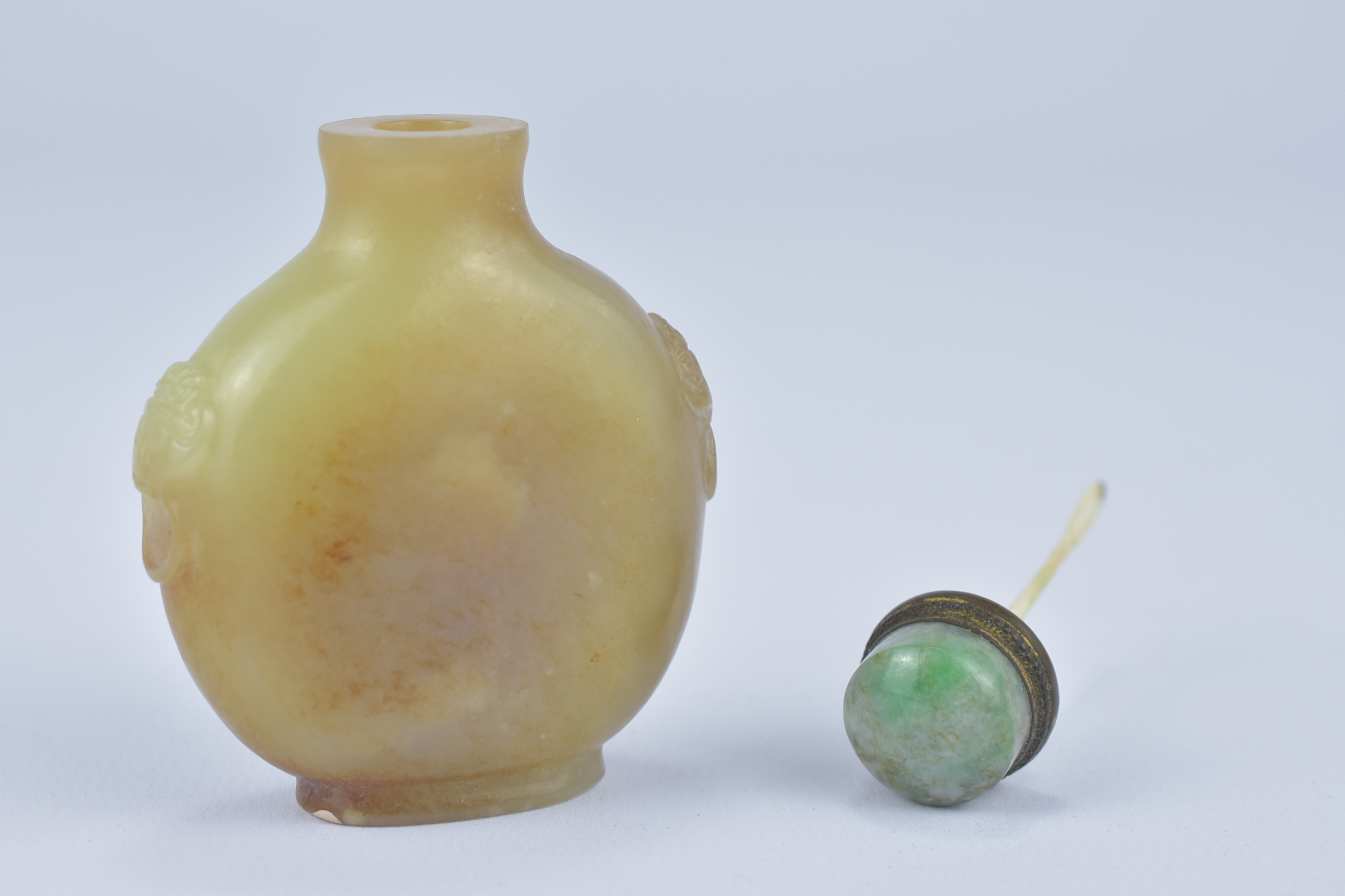 A Chinese 19th century yellow and brown Jade Snuff Bottle with jade stopper. 7cm tall. Purchased bet - Image 5 of 5