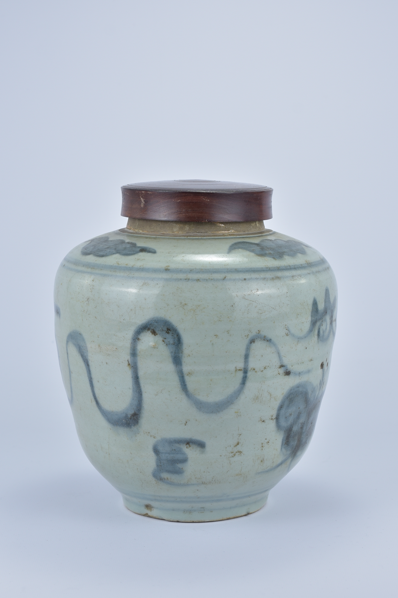 A large 17th/18th Century Chinese Blue and White export porcelain Jar with wooden cover butterflies - Image 2 of 5