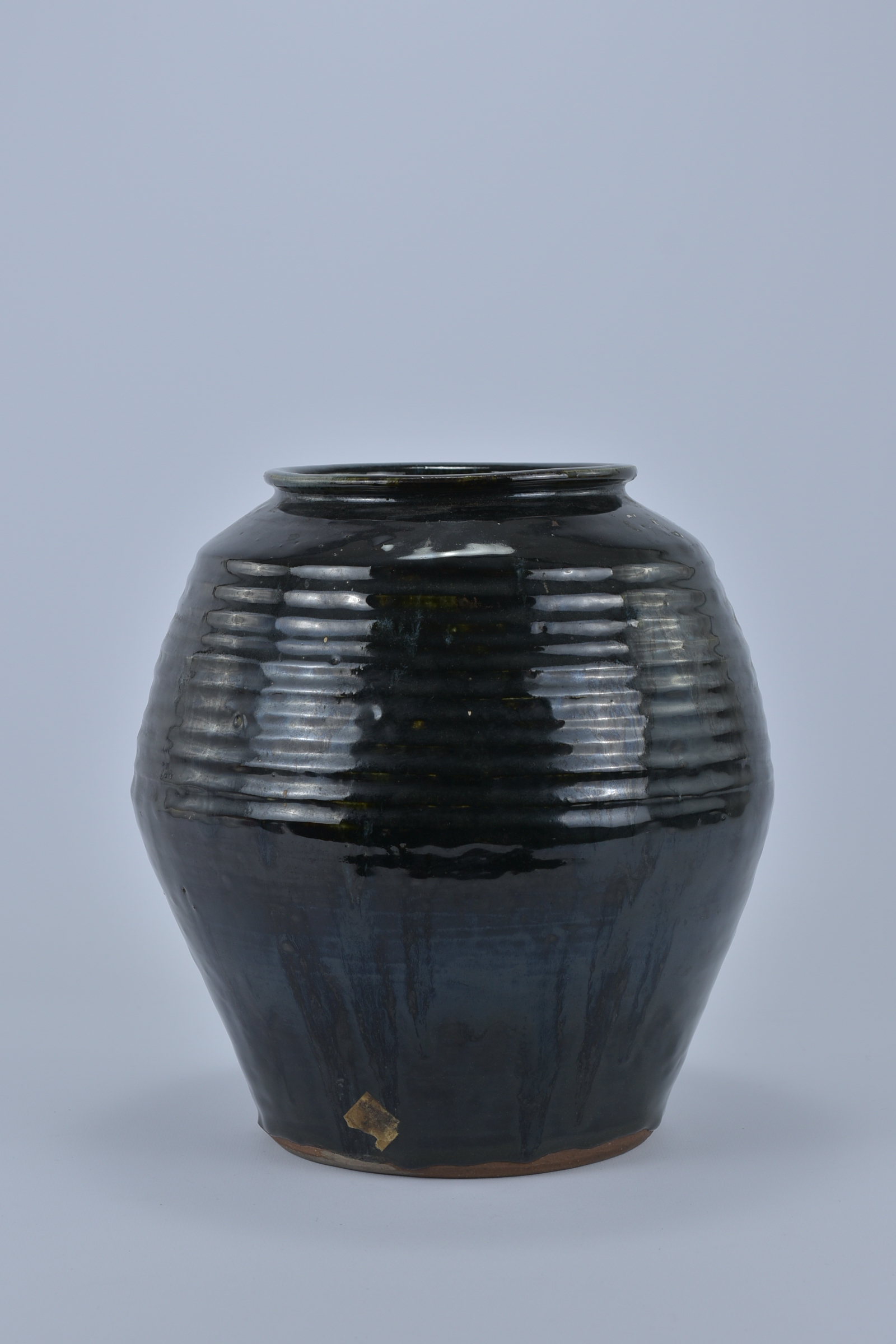 A Chinese Ming Dynasty style Black Glazed Jar. 26cm tall - Image 4 of 6