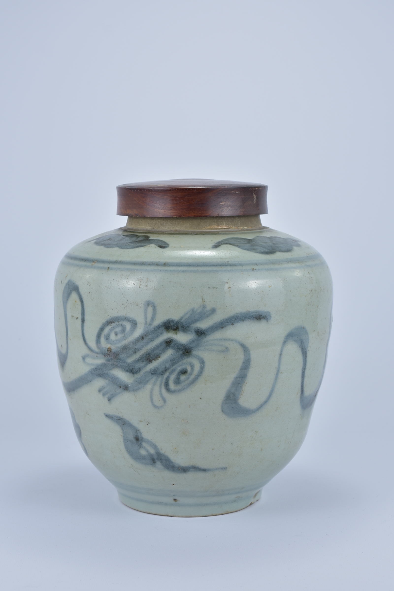 A large 17th/18th Century Chinese Blue and White export porcelain Jar with wooden cover butterflies