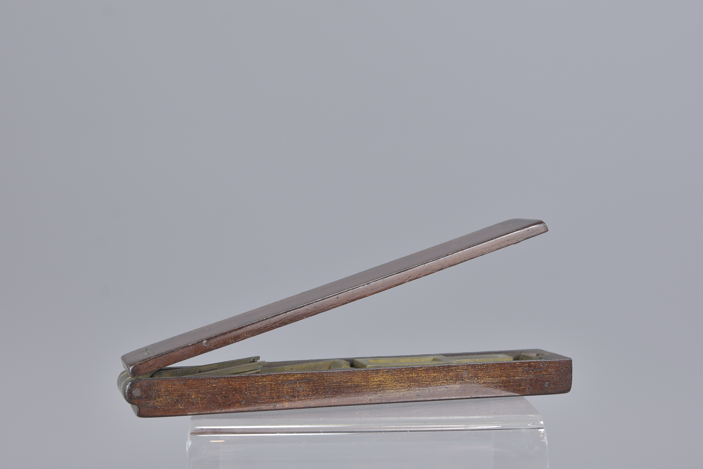 A Victorian hand pocket scale in a wooden case. 13.3 cm - Image 4 of 5