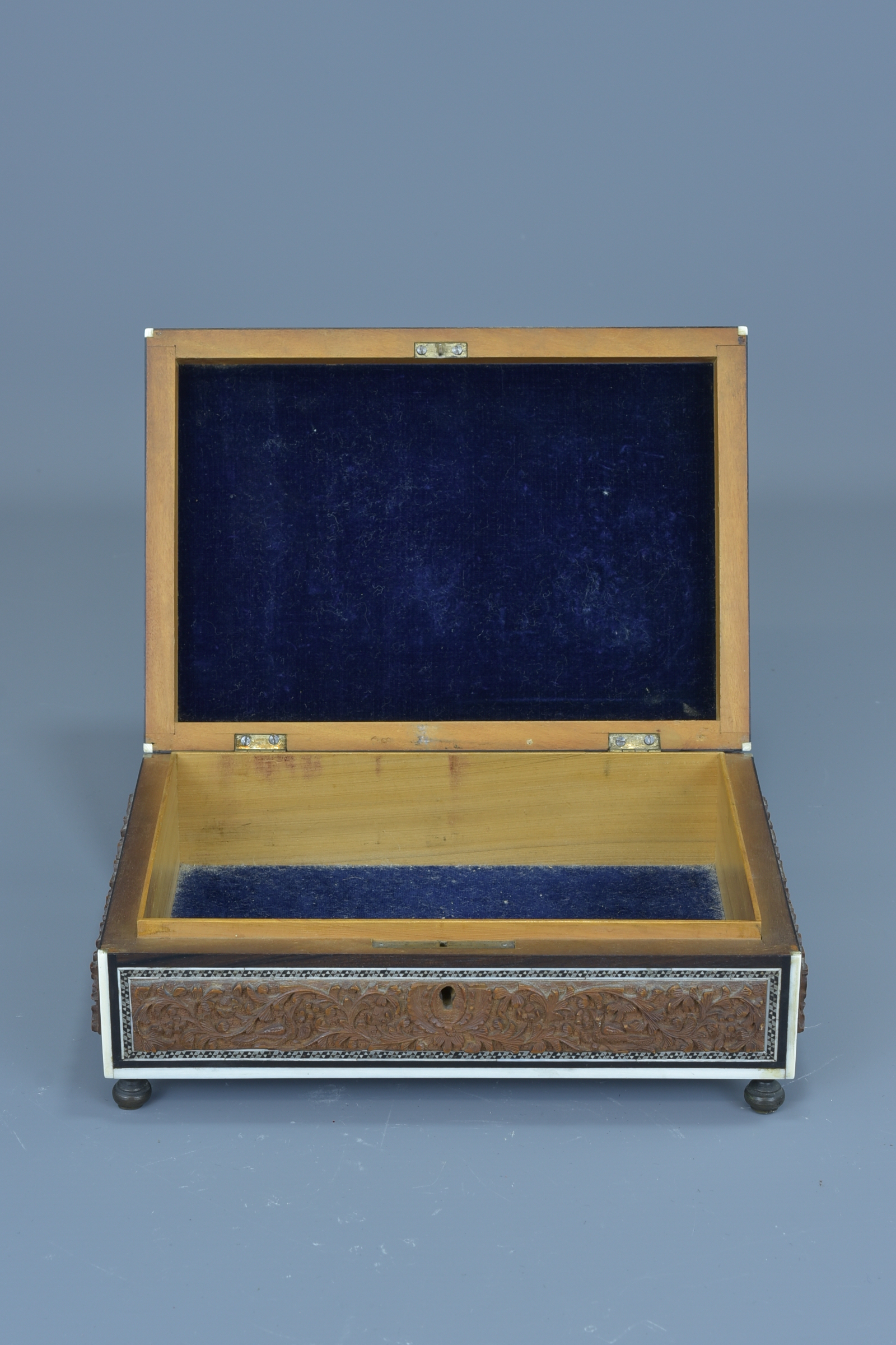 An Indian 19th century sandalwood box inlaid with bone and ebony. 22 cm length. - Image 8 of 8