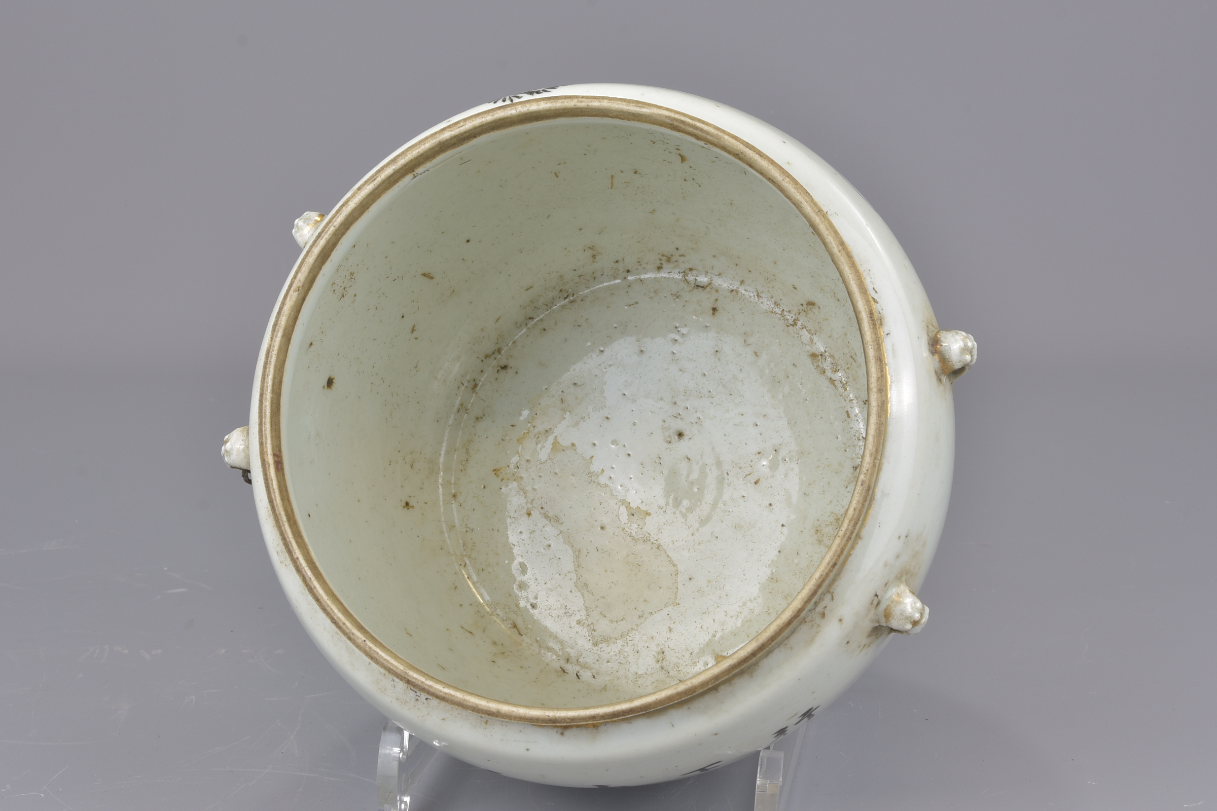 A Chinese Republican period famille rose porcelain pot and cover. 20cm x 21cm - Image 9 of 9
