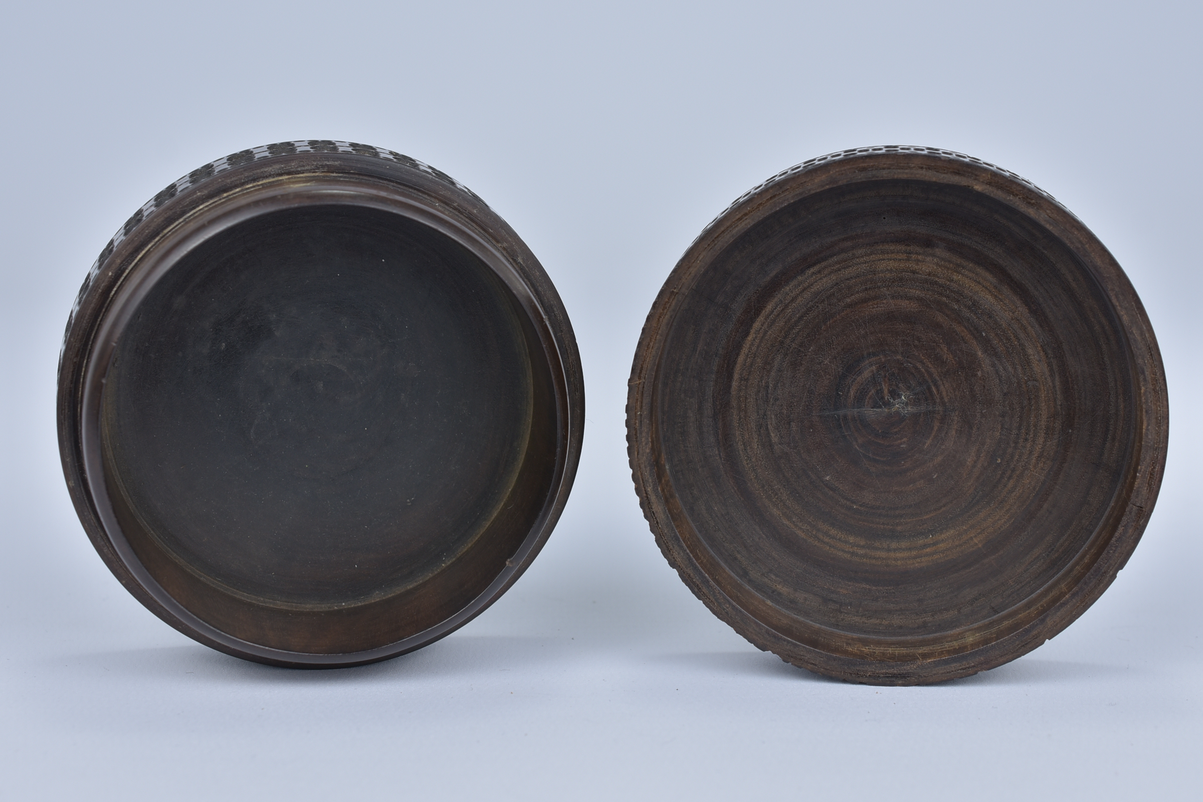 A 19th Century Sri Lankan Hardwood Box and cover with geometric design. 8cm diameter x 3.5cm height - Image 5 of 5