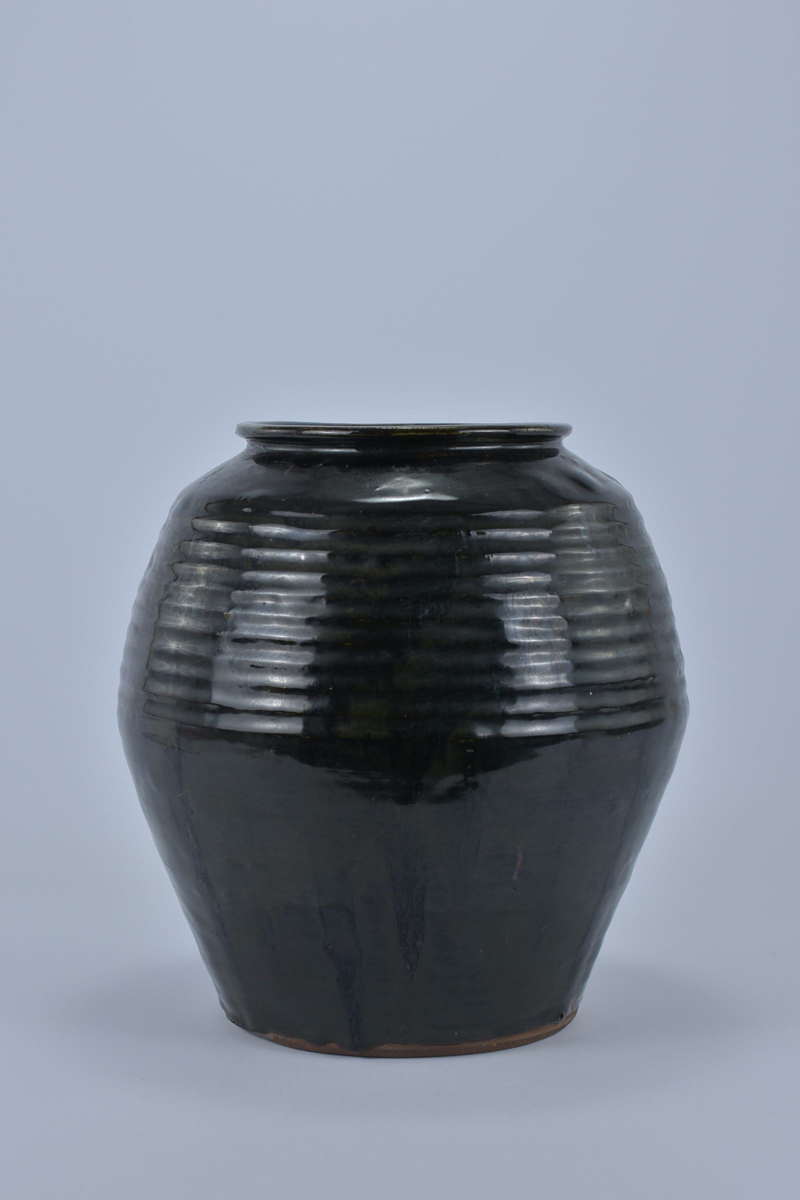 A Chinese Ming Dynasty style Black Glazed Jar. 26cm tall - Image 2 of 6