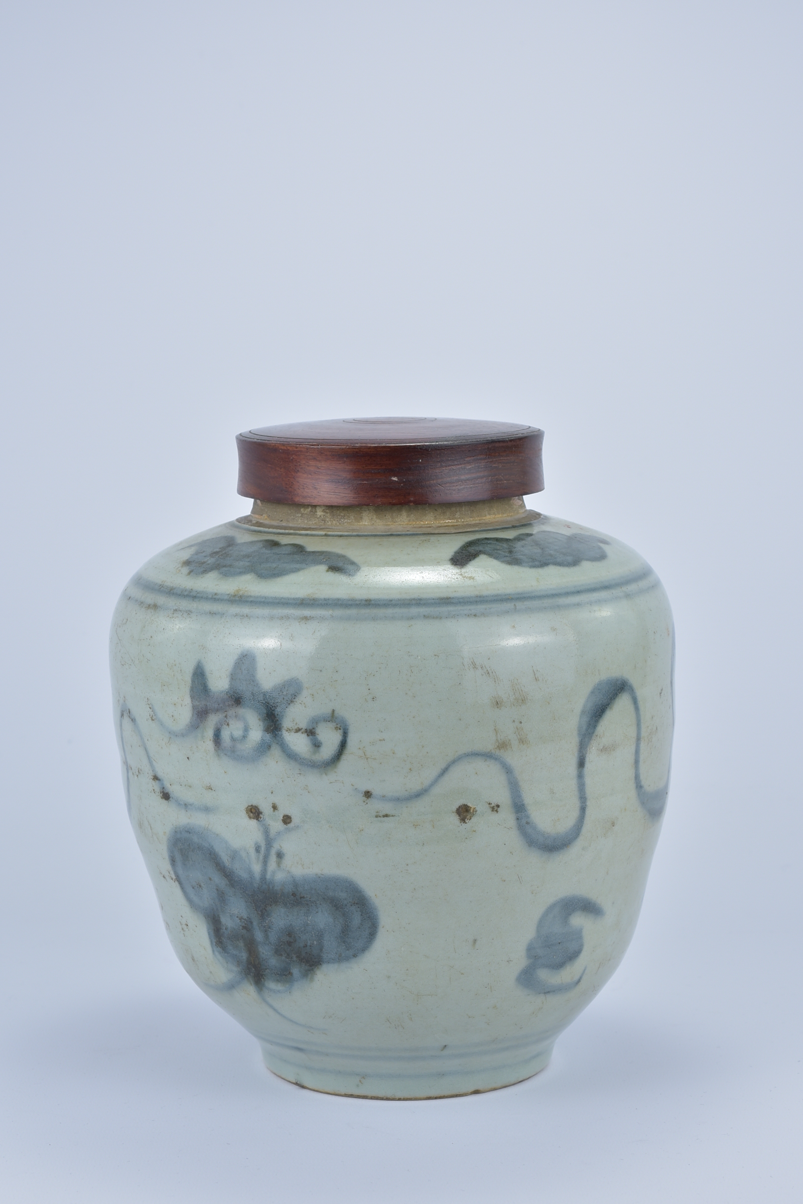 A large 17th/18th Century Chinese Blue and White export porcelain Jar with wooden cover butterflies - Image 3 of 5