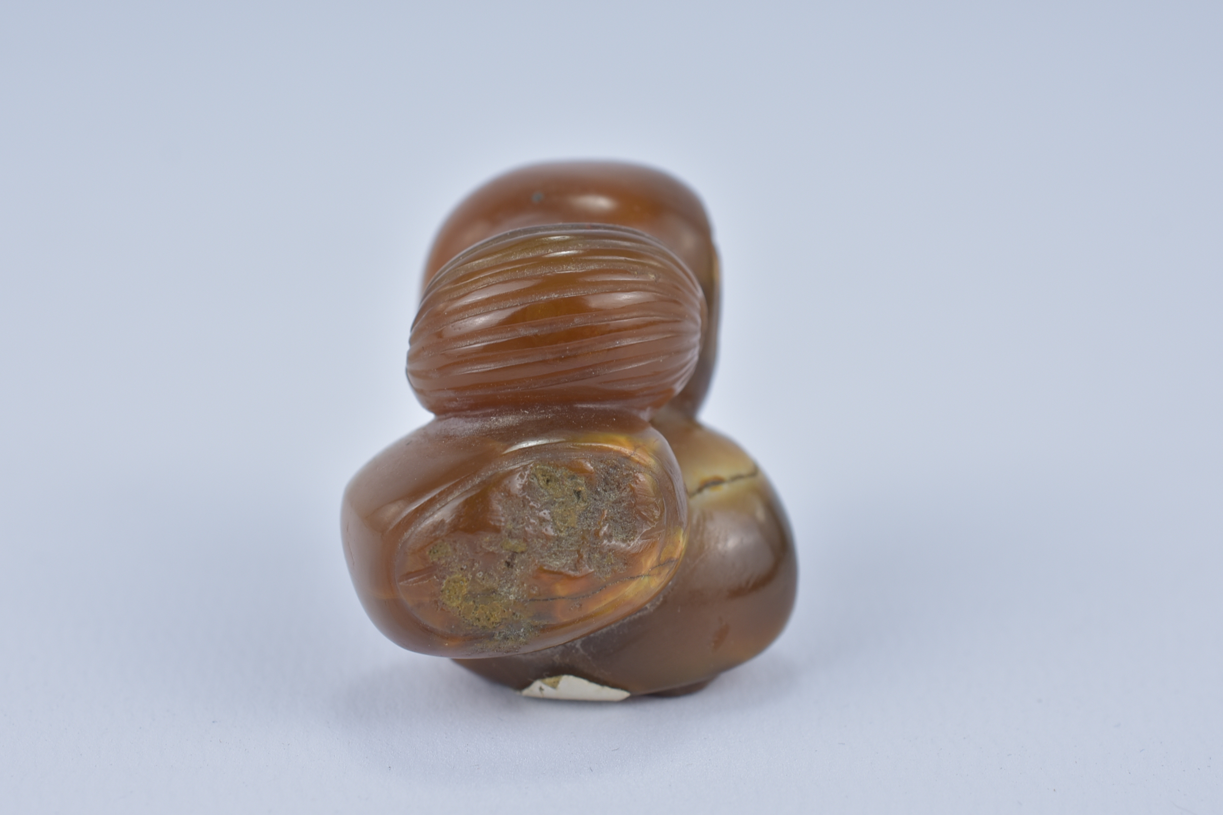 A Chinese 19th century Agate Pendant carved as a cluster of nuts. 3.5cm x 3cm. Purchased between 197 - Image 4 of 5