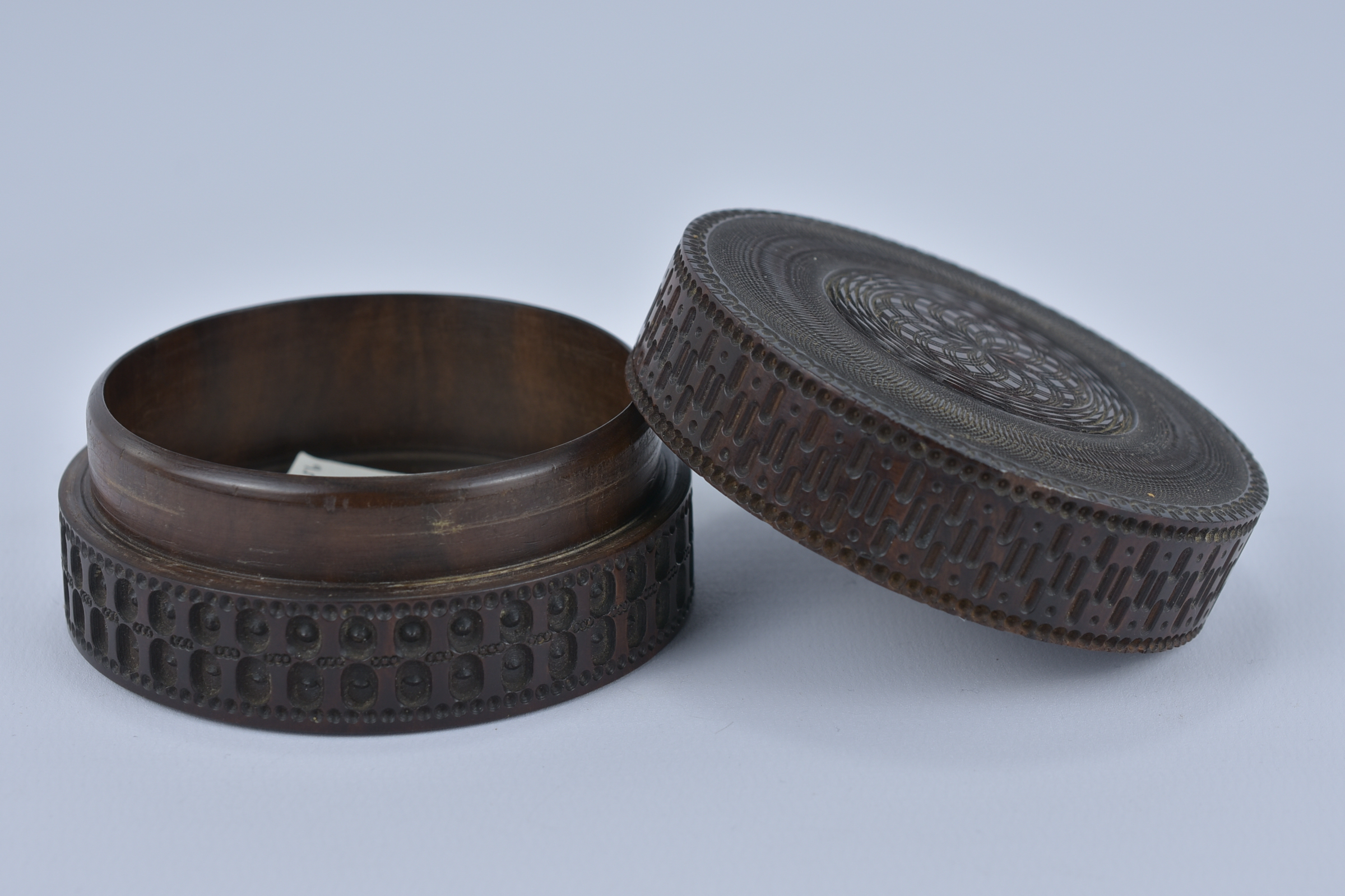 A 19th Century Sri Lankan Hardwood Box and cover with geometric design. 8cm diameter x 3.5cm height - Image 3 of 5