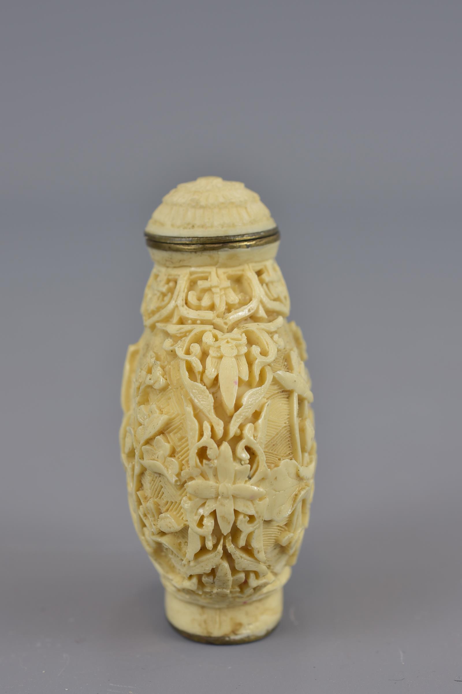 A Chinese carved snuff bottle with stopper and four character mark to base. - Image 2 of 5