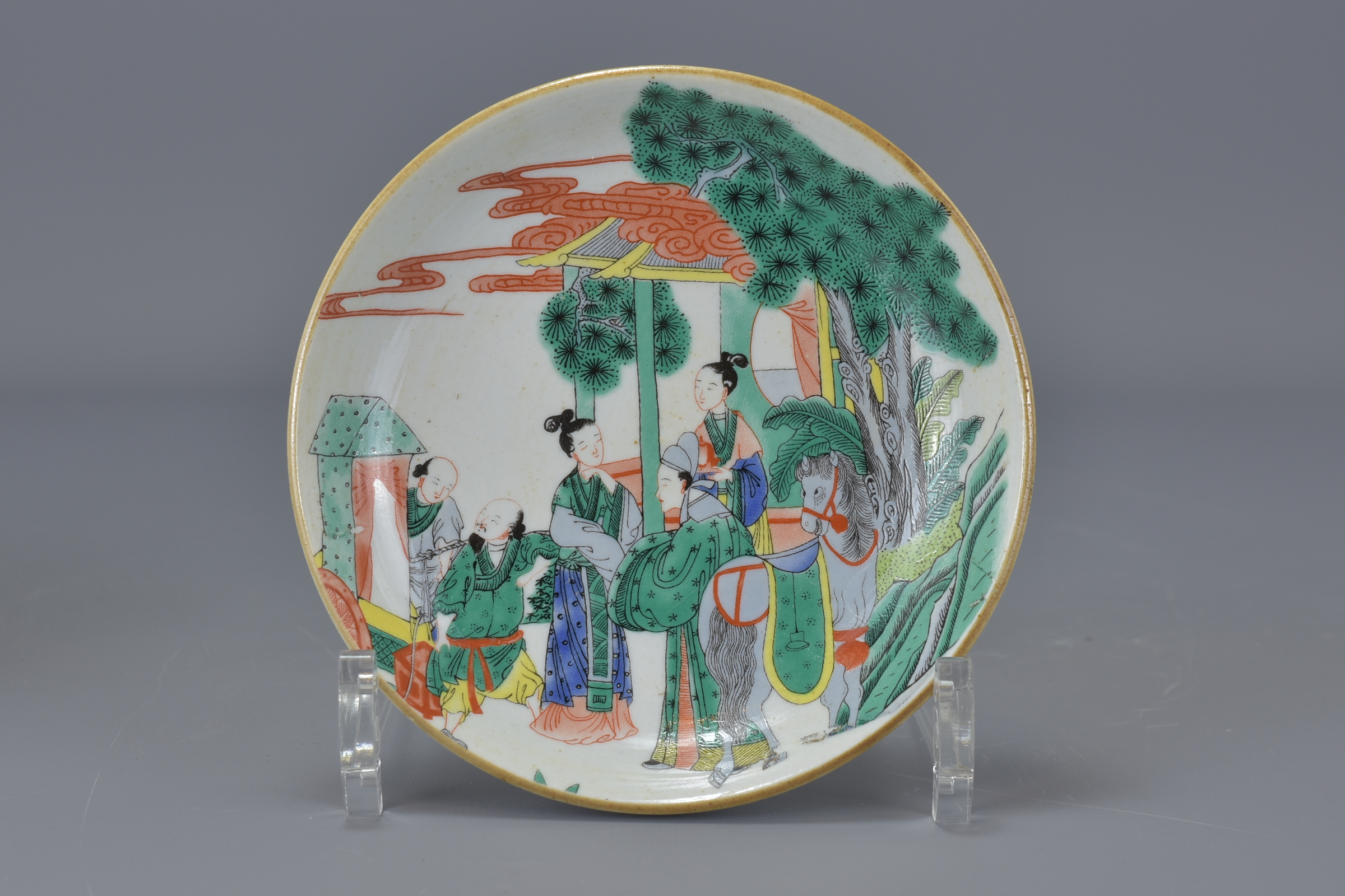 A pair of Chinese 19th century Kangxi style porcelain dishes painted with figures. 13 cm  diameter. - Image 4 of 5