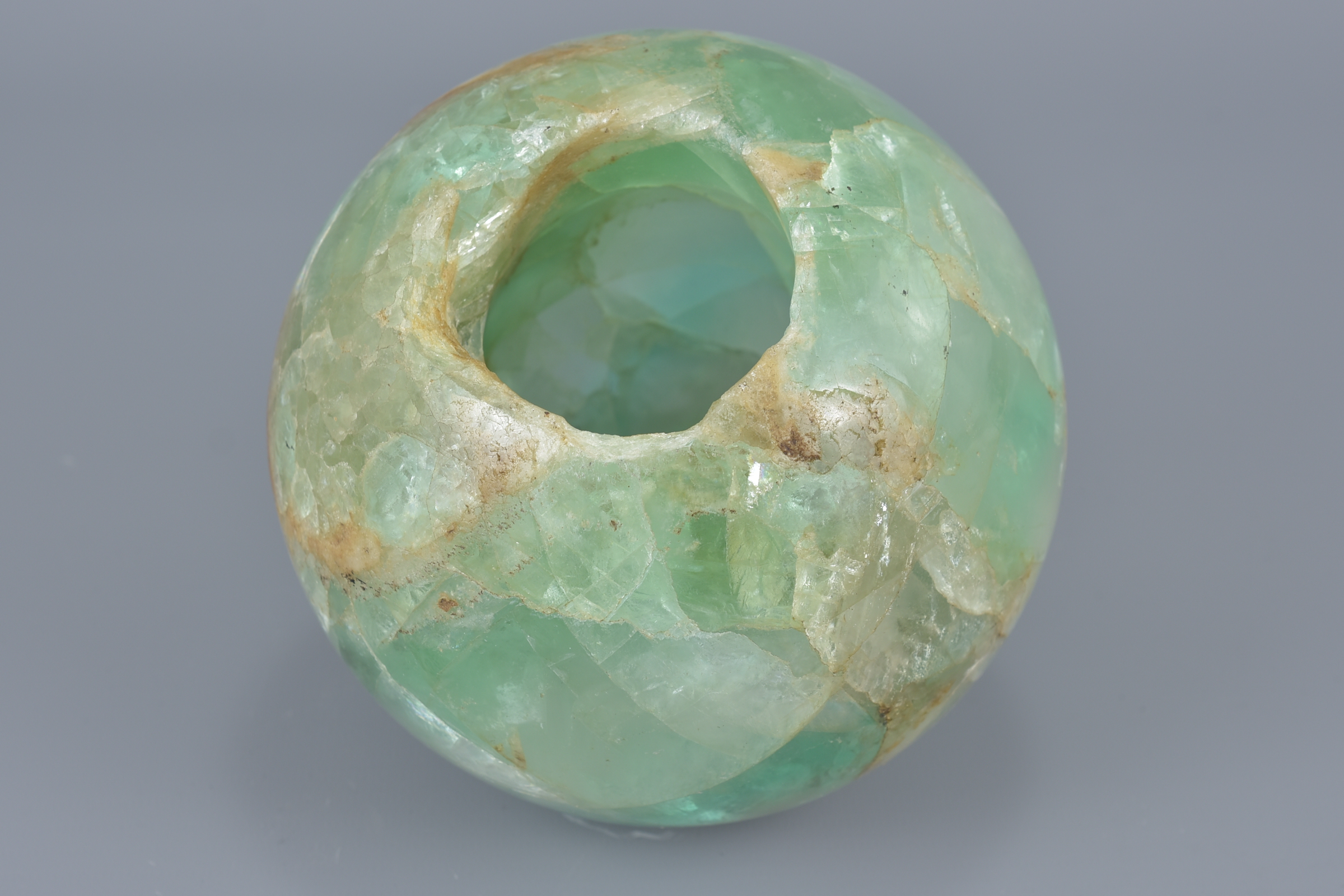 A Chinese green quartz stone ball hollowed. 6.5cm x 6.5cm - Image 4 of 4