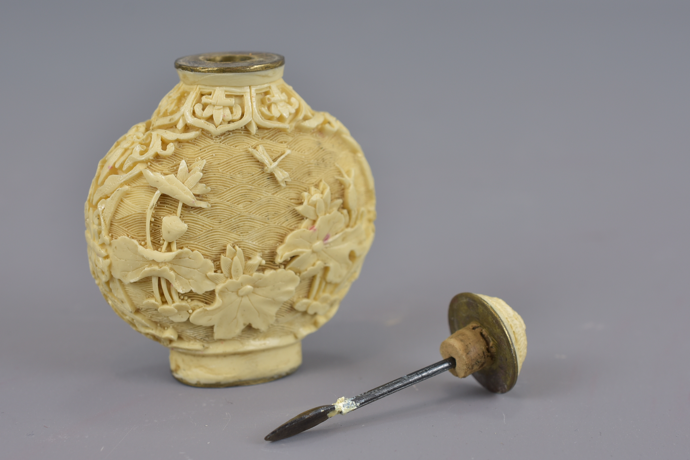 A Chinese carved snuff bottle with stopper and four character mark to base. - Image 4 of 5