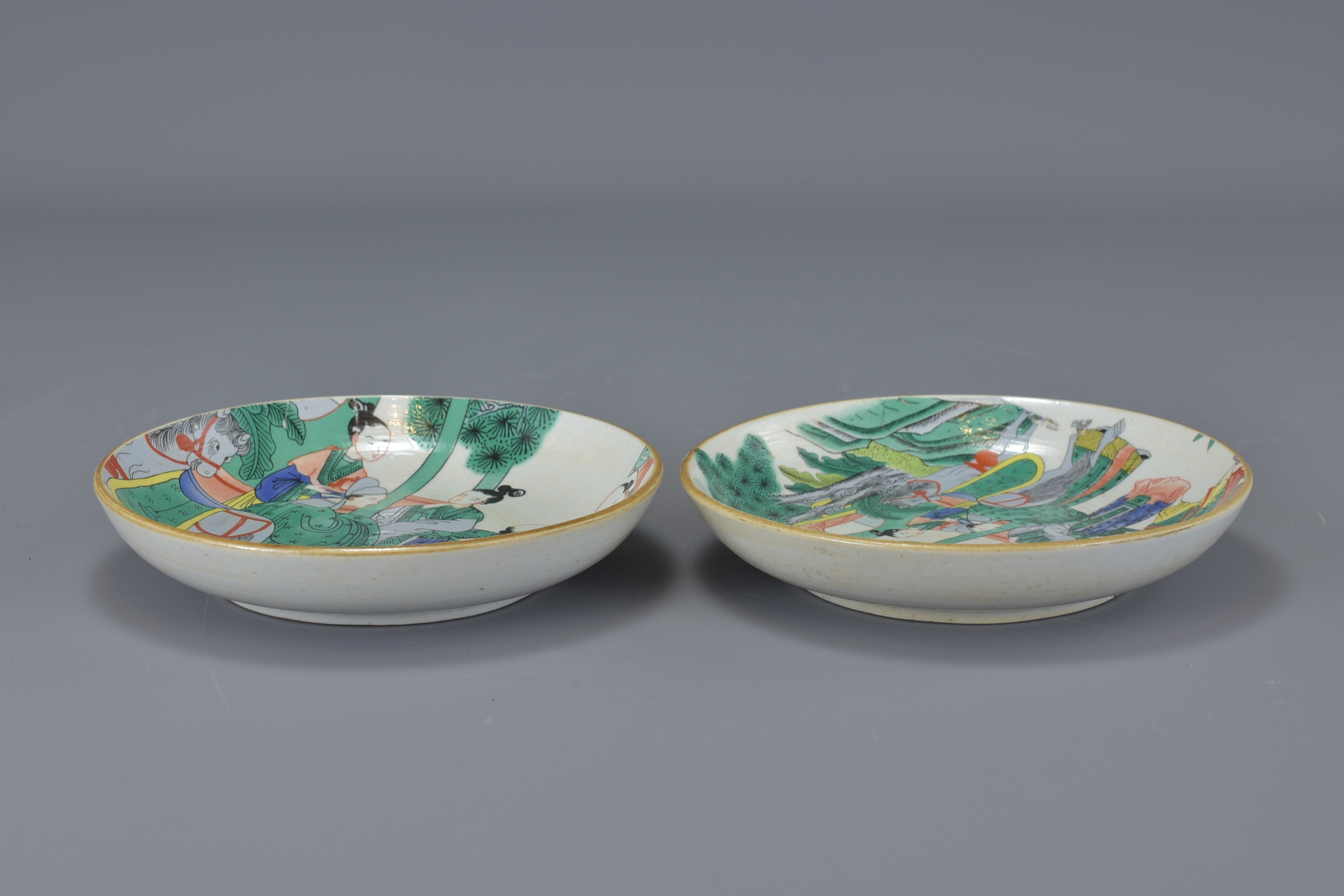 A pair of Chinese 19th century Kangxi style porcelain dishes painted with figures. 13 cm  diameter. - Image 5 of 5