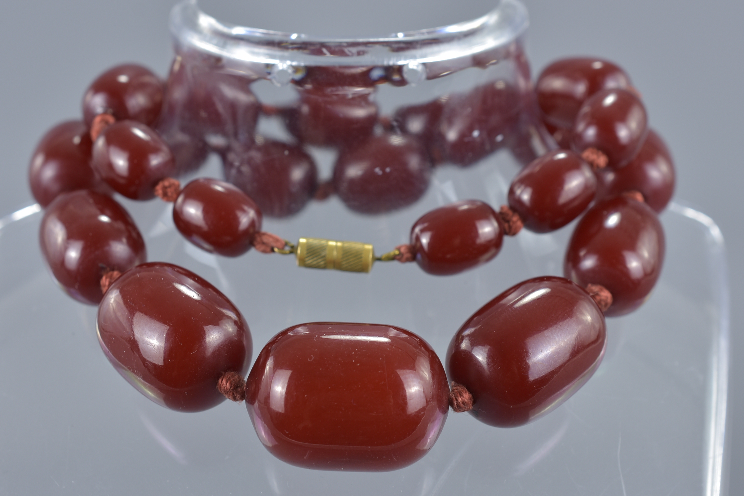 An antique cherry amber Bakelite beaded necklace. - Image 3 of 4