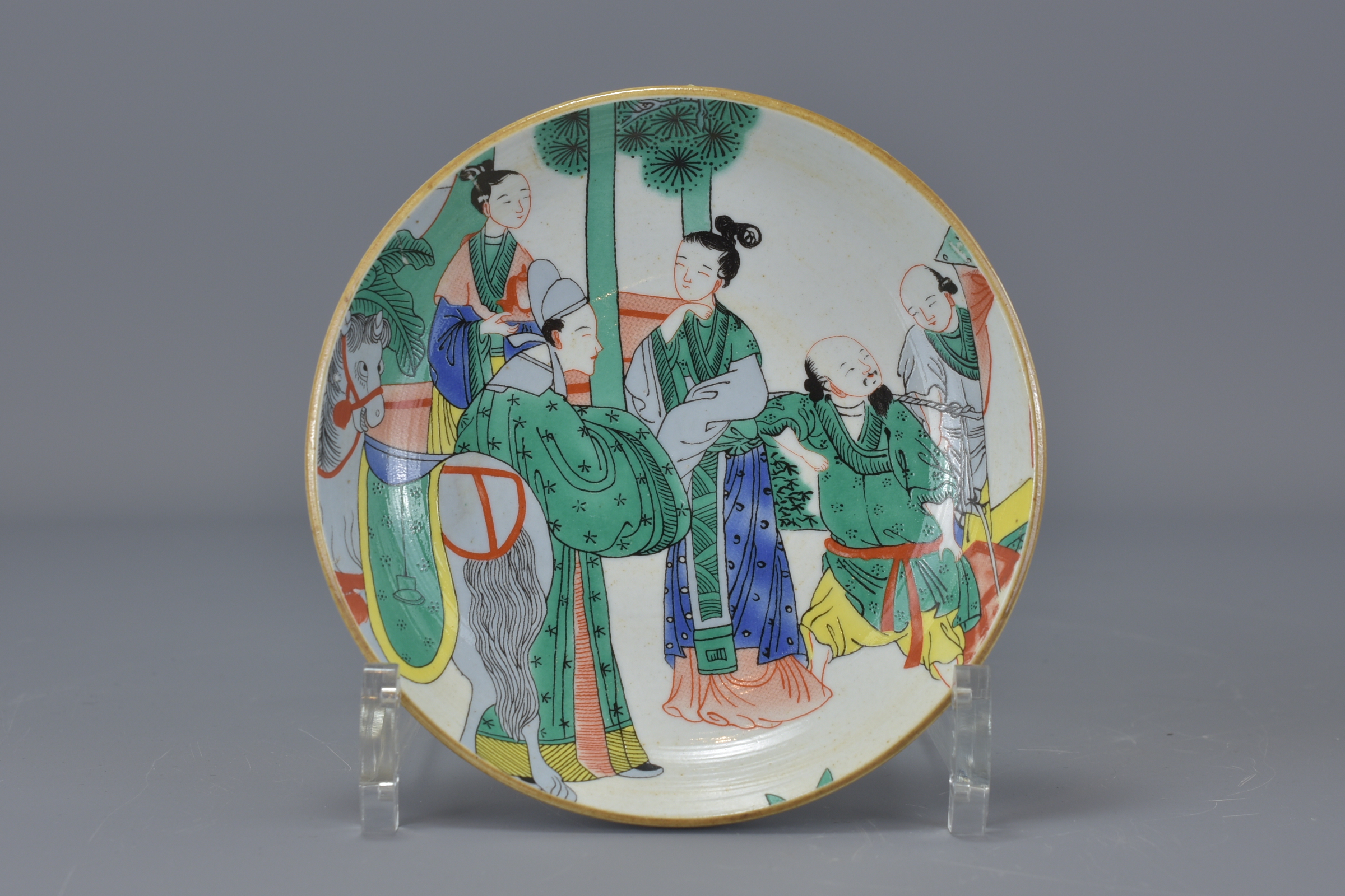 A pair of Chinese 19th century Kangxi style porcelain dishes painted with figures. 13 cm  diameter. - Image 2 of 5
