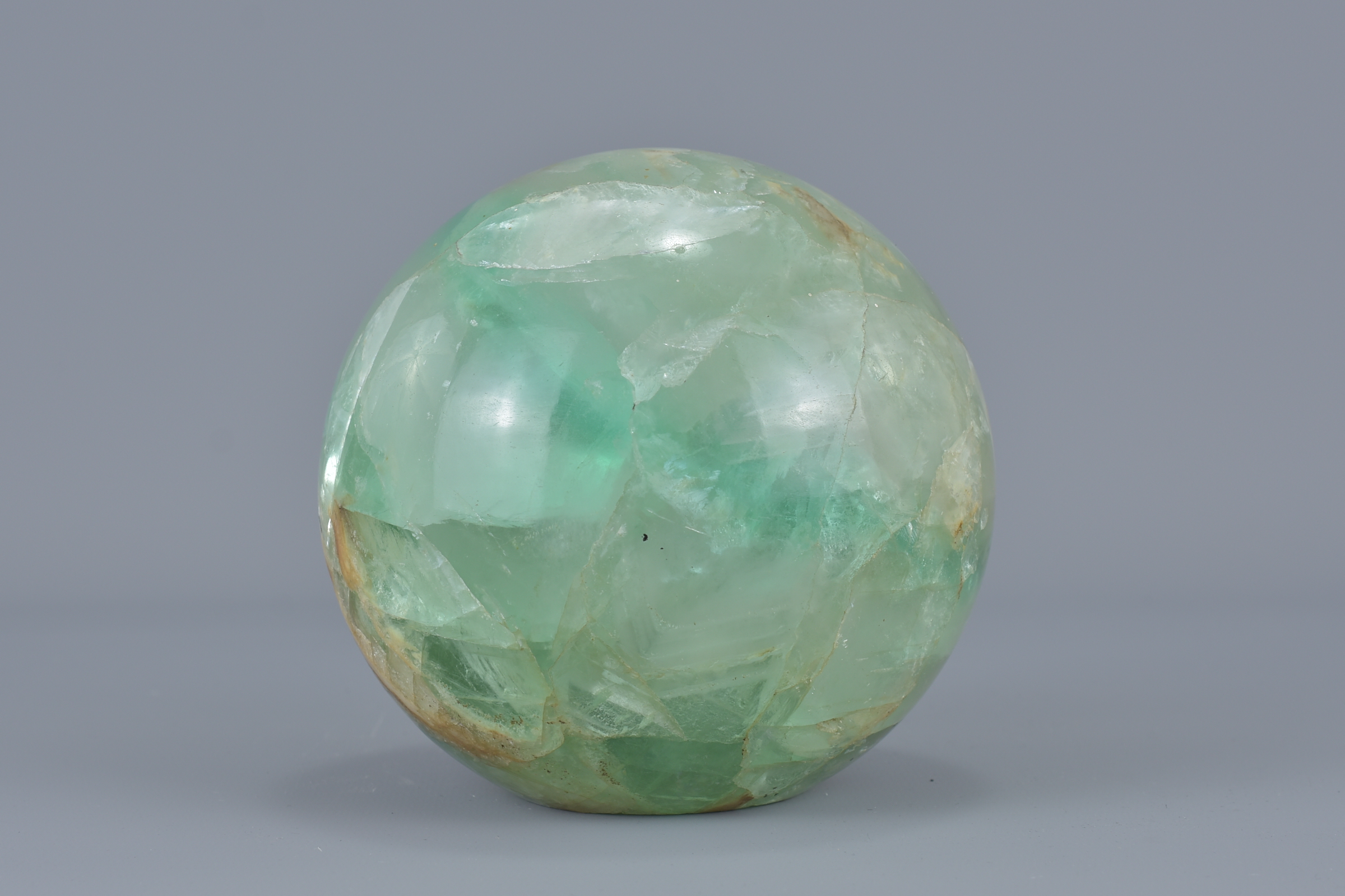 A Chinese green quartz stone ball hollowed. 6.5cm x 6.5cm - Image 3 of 4