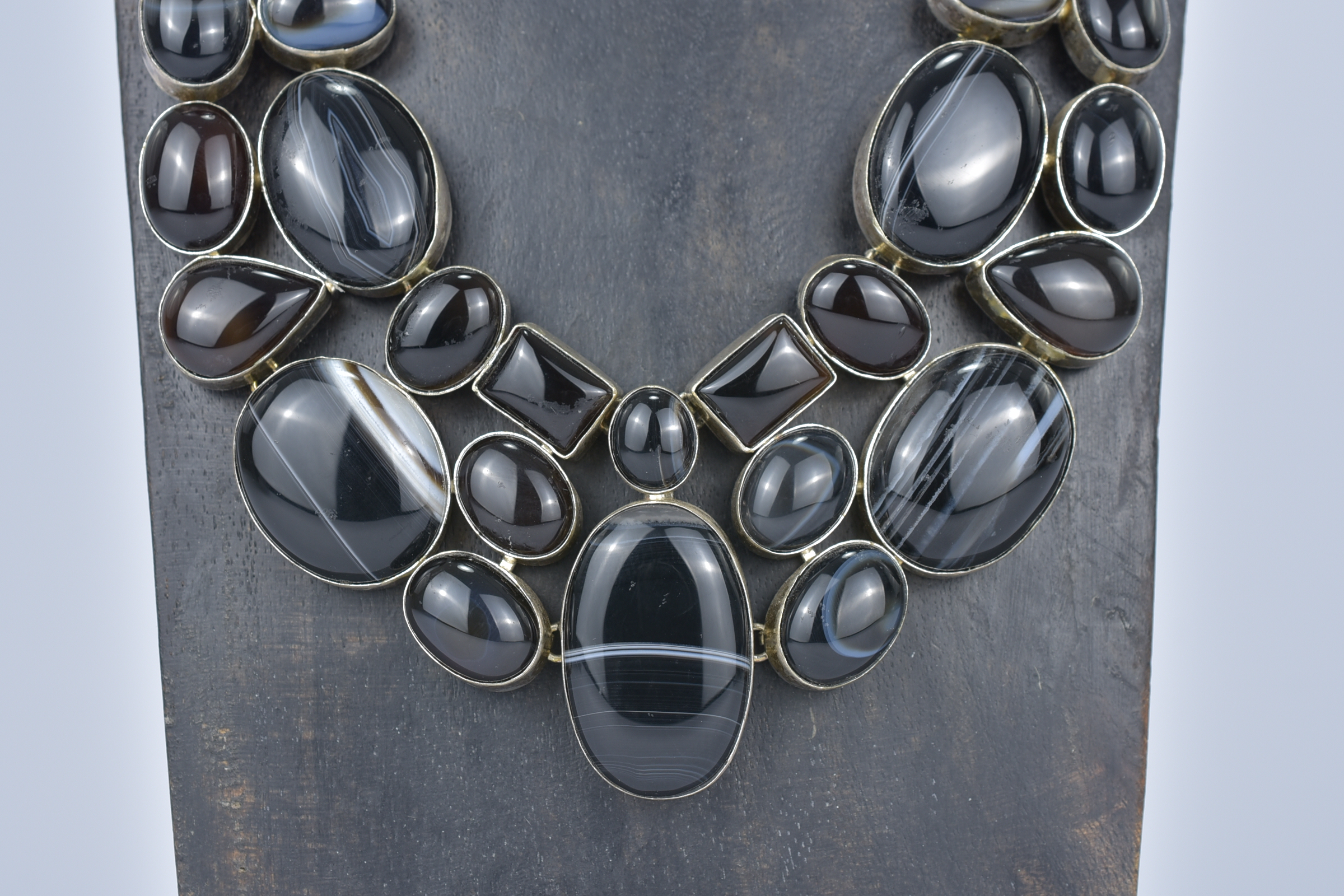 A Silver and banded Agate Necklace. - Image 2 of 4