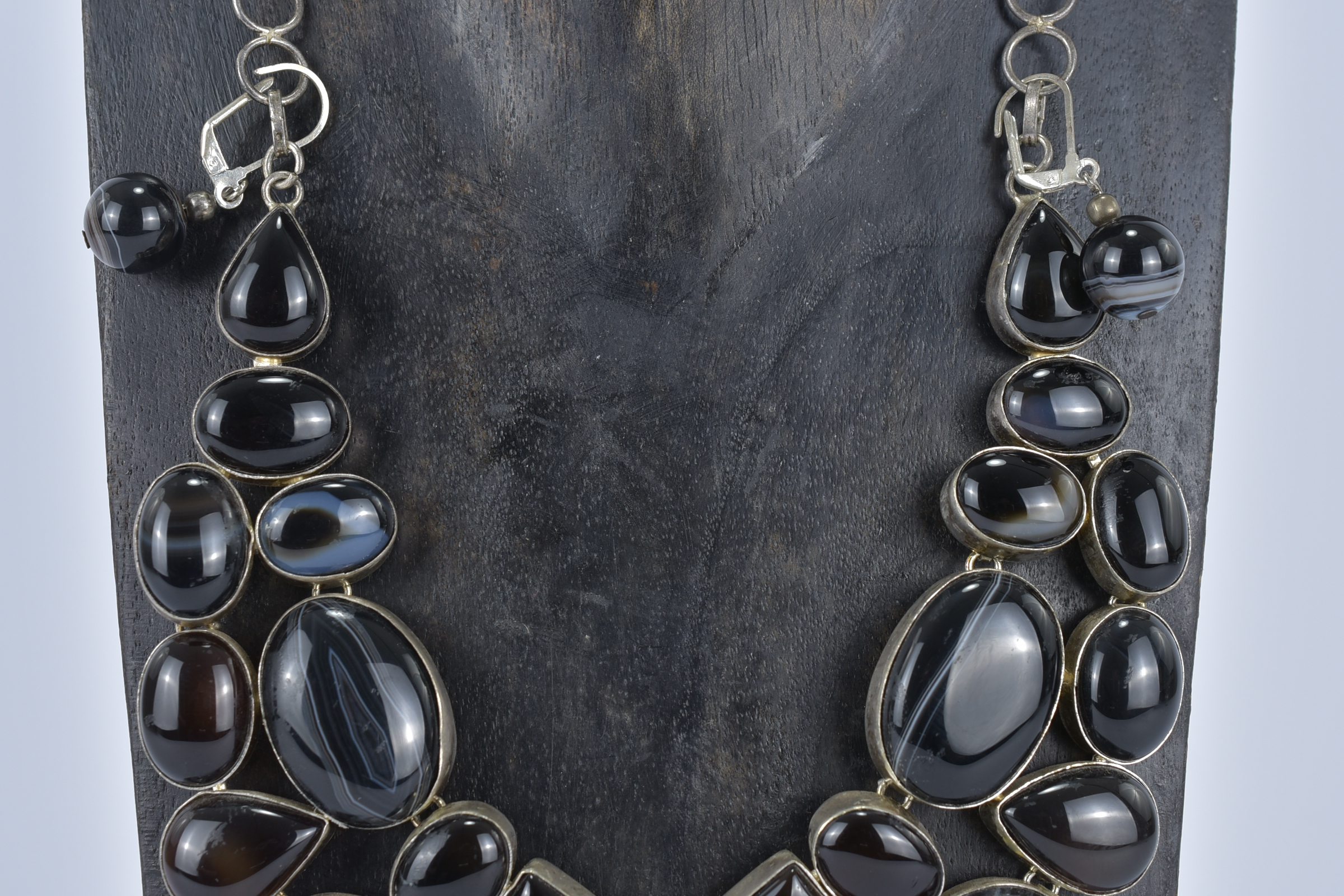 A Silver and banded Agate Necklace. - Image 3 of 4