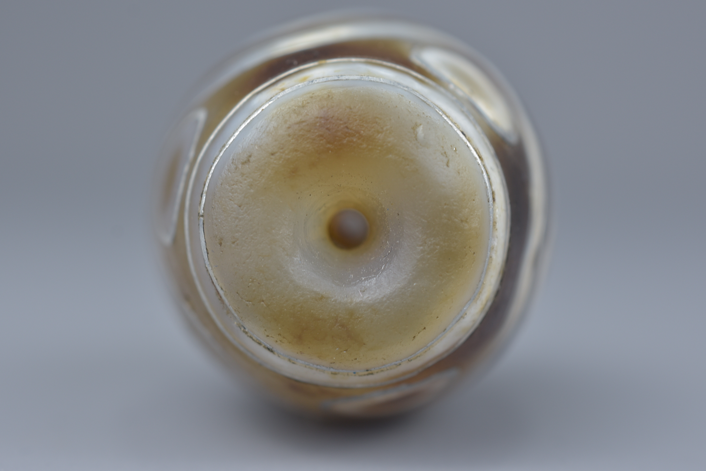 A Tibetan agate bead Tianzhu style inlaid with silver. - Image 3 of 4