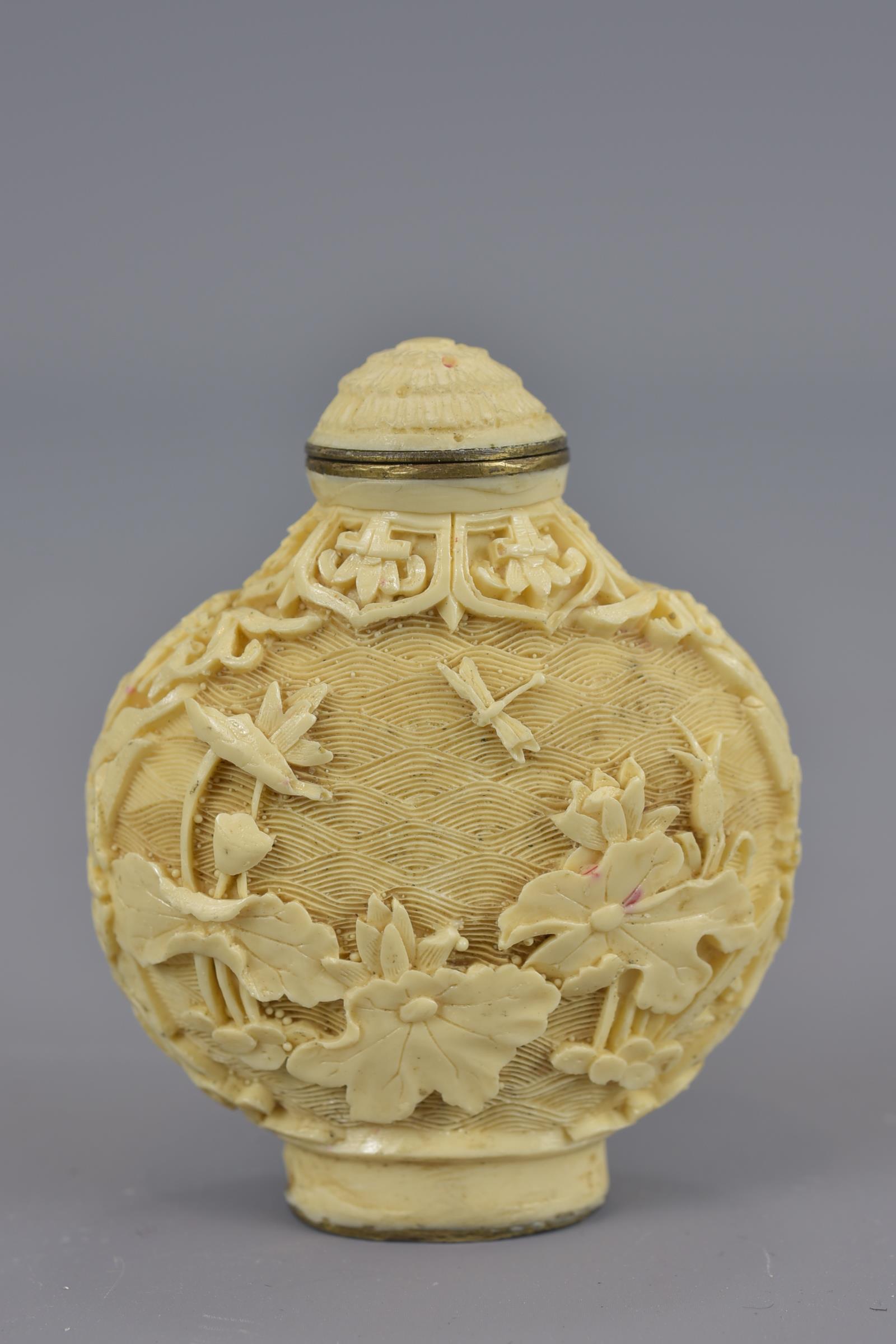 A Chinese carved snuff bottle with stopper and four character mark to base. - Image 3 of 5