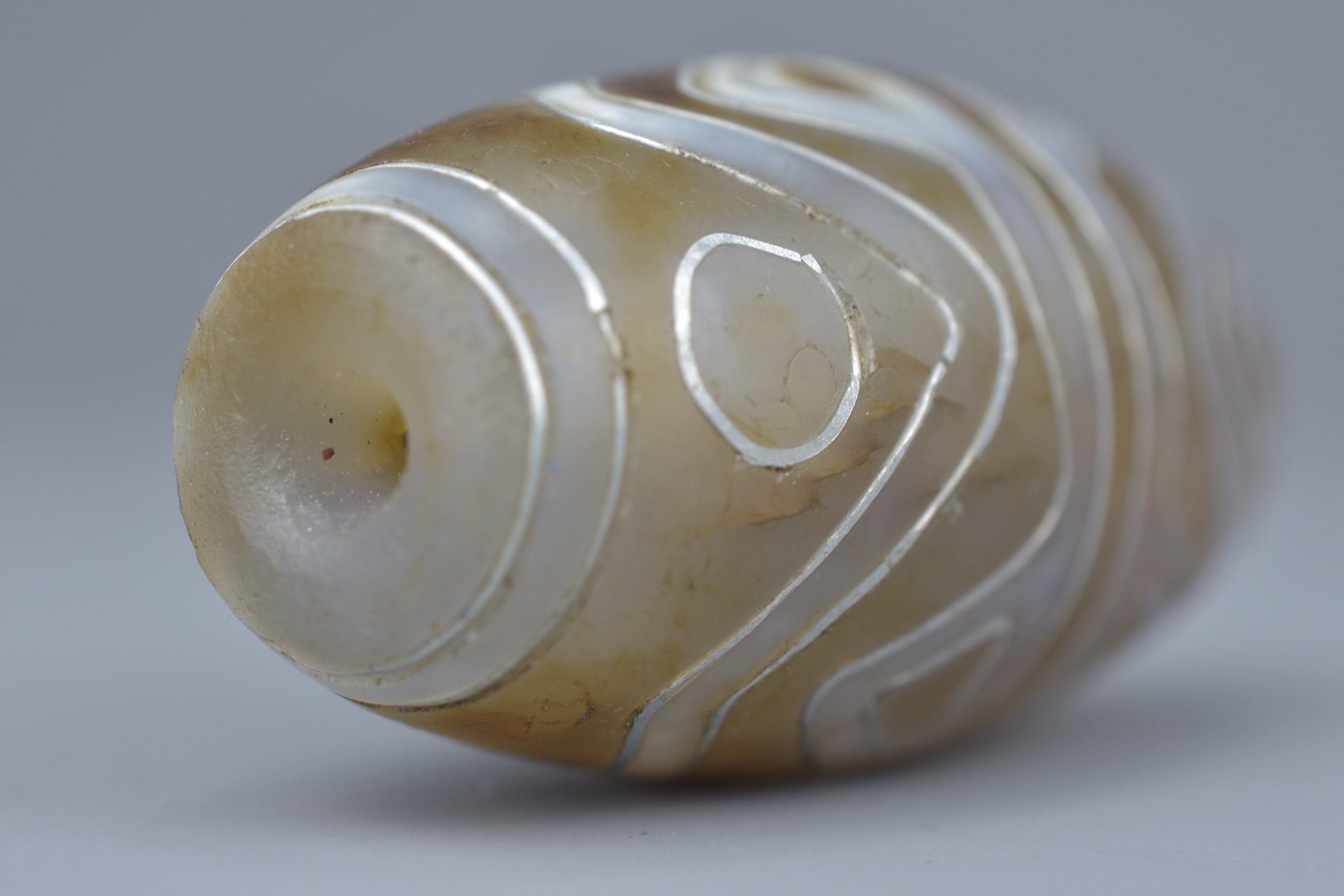 A Tibetan agate bead Tianzhu style inlaid with silver. - Image 4 of 4