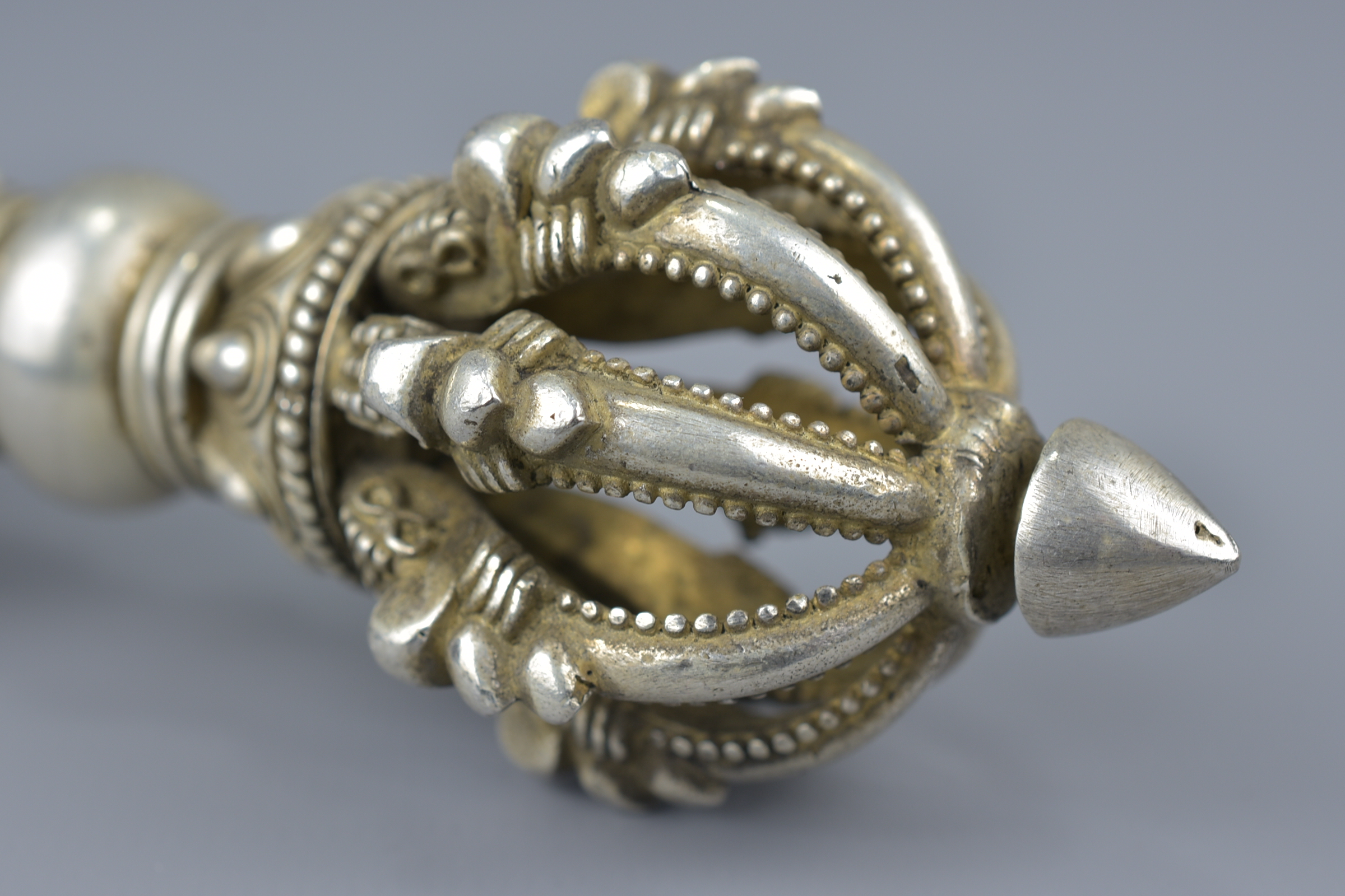 A Tibetan white metal Vajra. 15cm width - Image 3 of 4