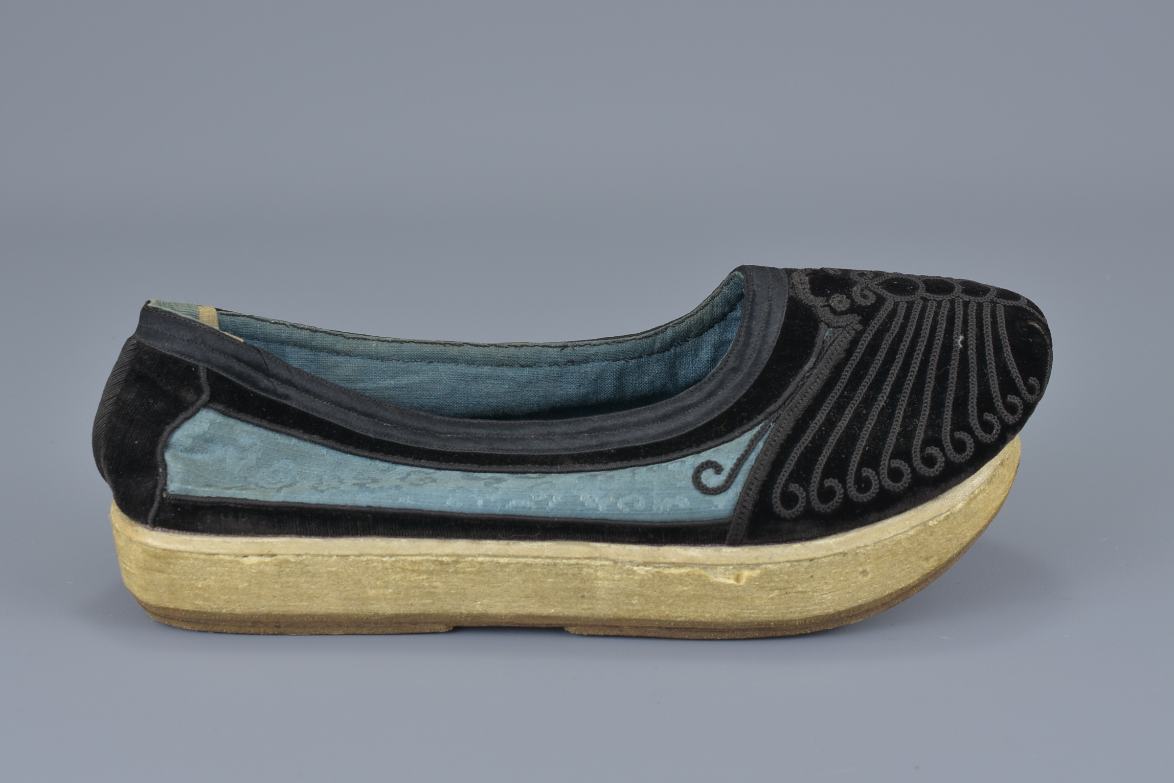 A pair of Chinese 19/20th century men's shoes in black with butterfly design to the toe and blue sil - Image 4 of 4
