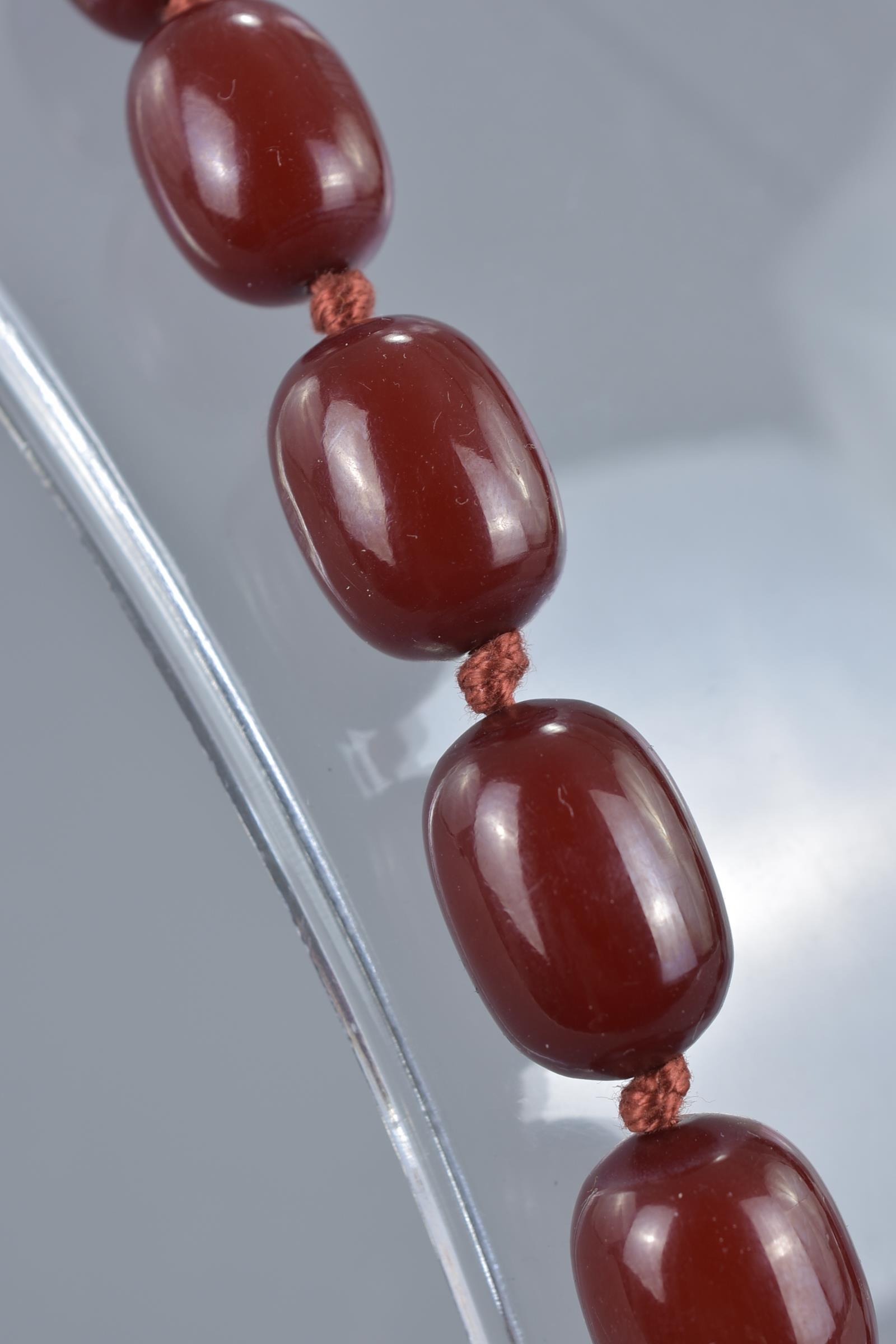 An antique cherry amber Bakelite beaded necklace. - Image 2 of 4