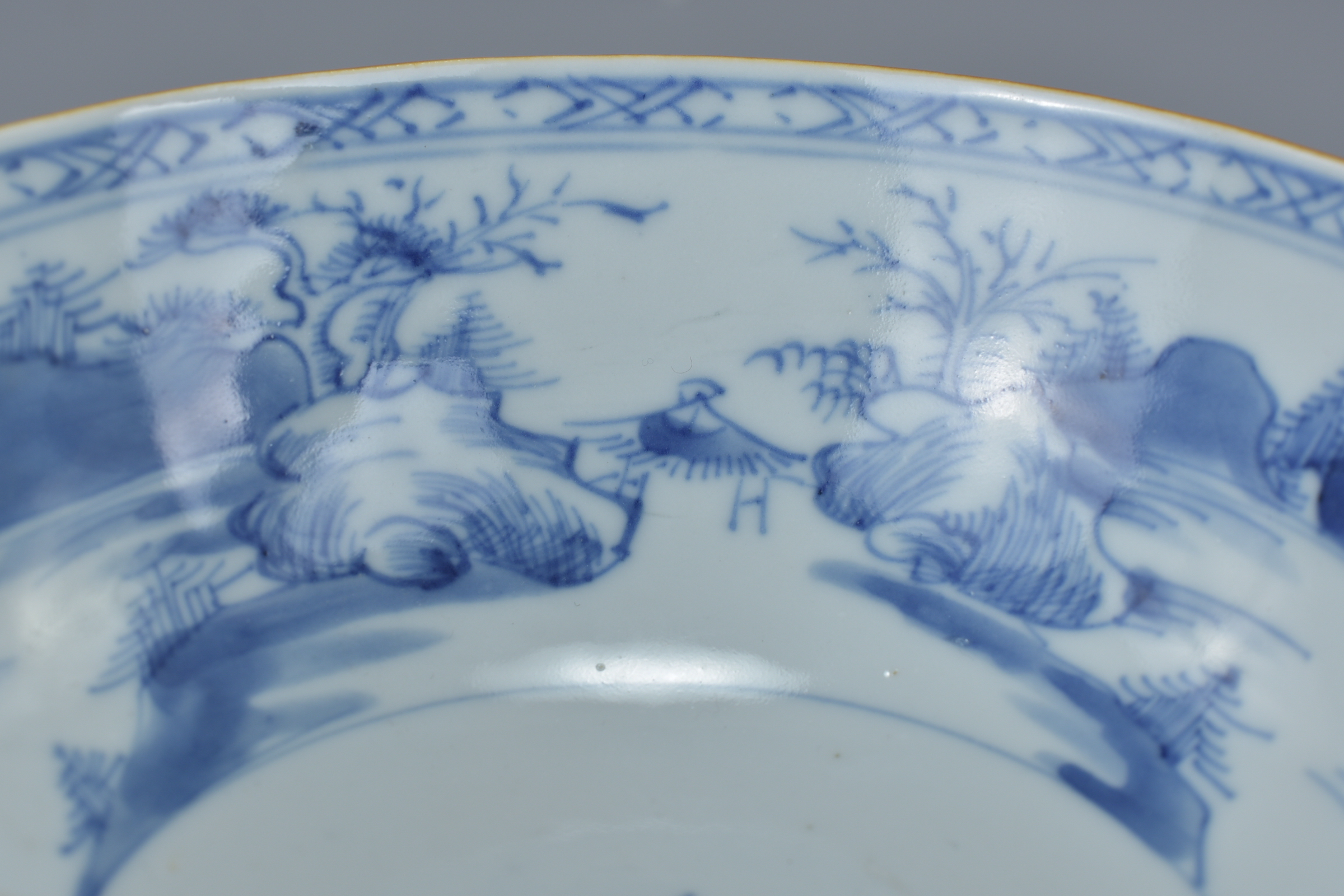 A Chinese 18th century tea-dust brown glazed export porcelain bowl with underglaze blue interior dep - Image 6 of 6