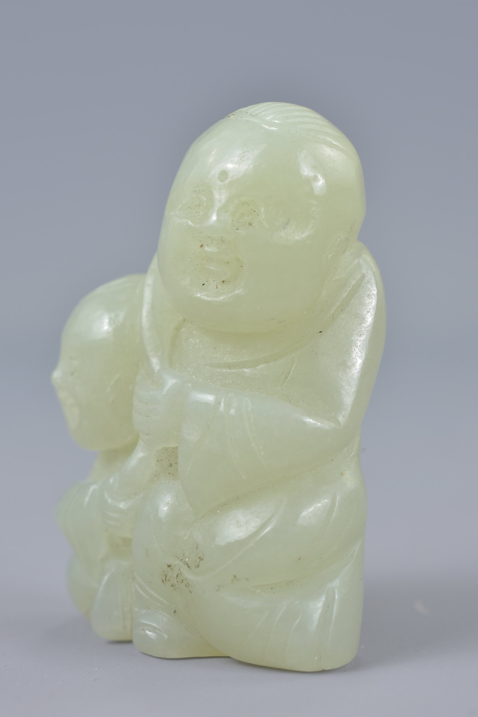 A Chinese 19/20th century pale celadon jade carving of two boys. Size 5.7cm tall x 3.8cm wide - Image 2 of 4