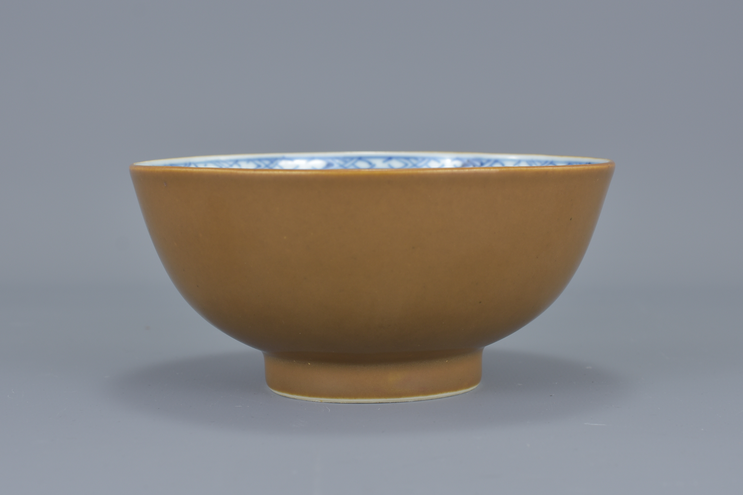 A Chinese 18th century tea-dust brown glazed export porcelain bowl with underglaze blue interior dep - Image 4 of 6