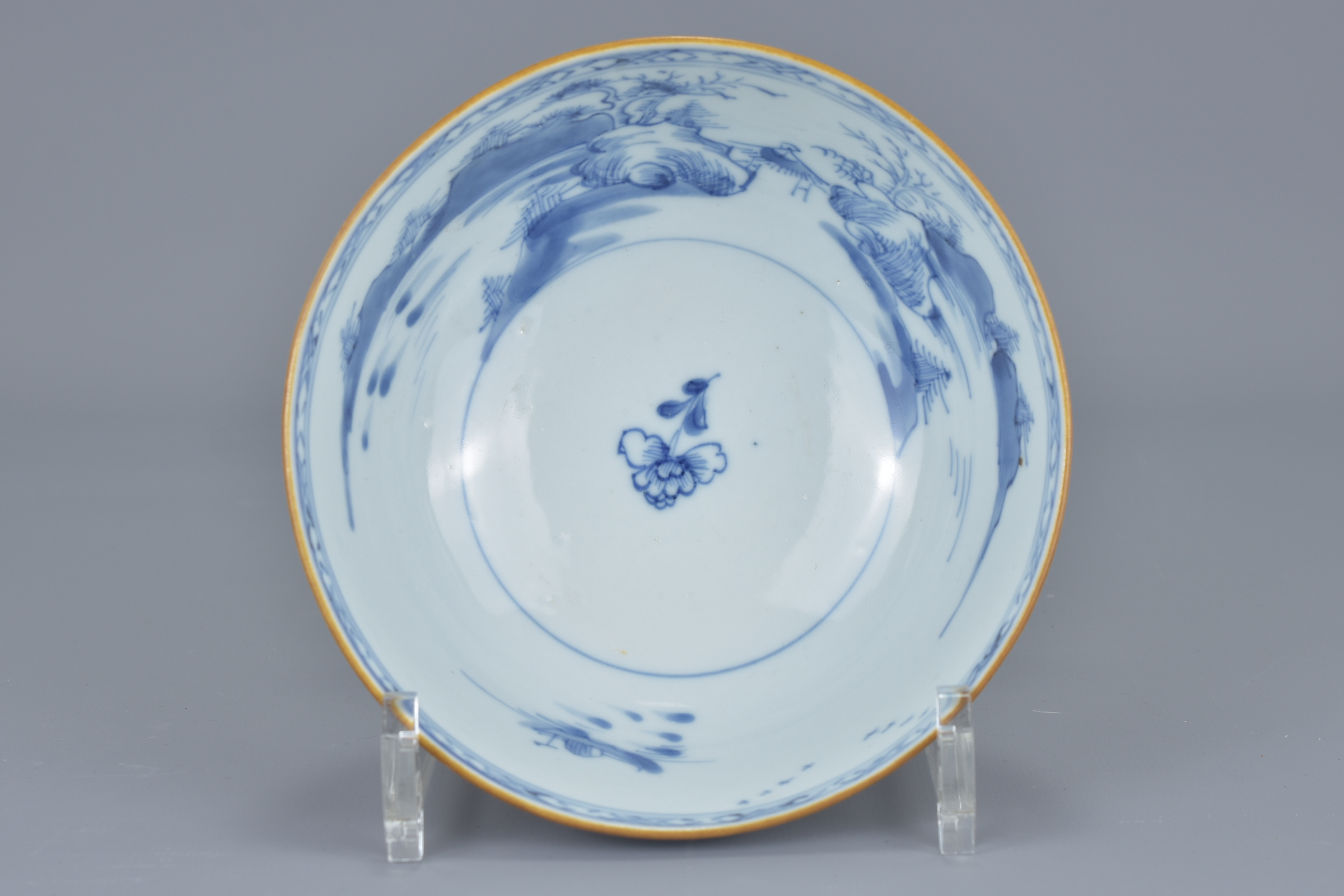 A Chinese 18th century tea-dust brown glazed export porcelain bowl with underglaze blue interior dep - Image 2 of 6