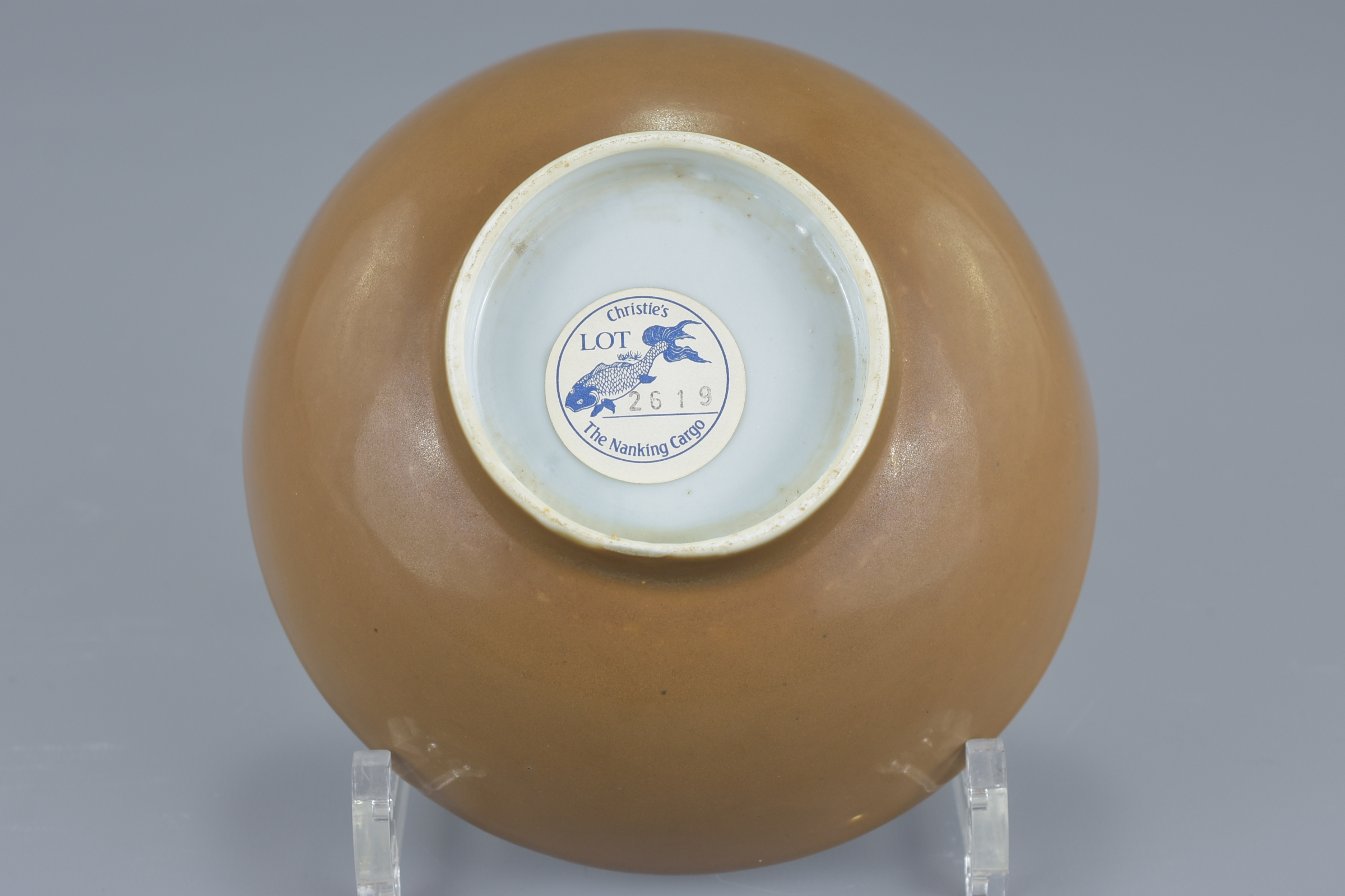 A Chinese 18th century tea-dust brown glazed export porcelain bowl with underglaze blue interior dep - Image 3 of 6