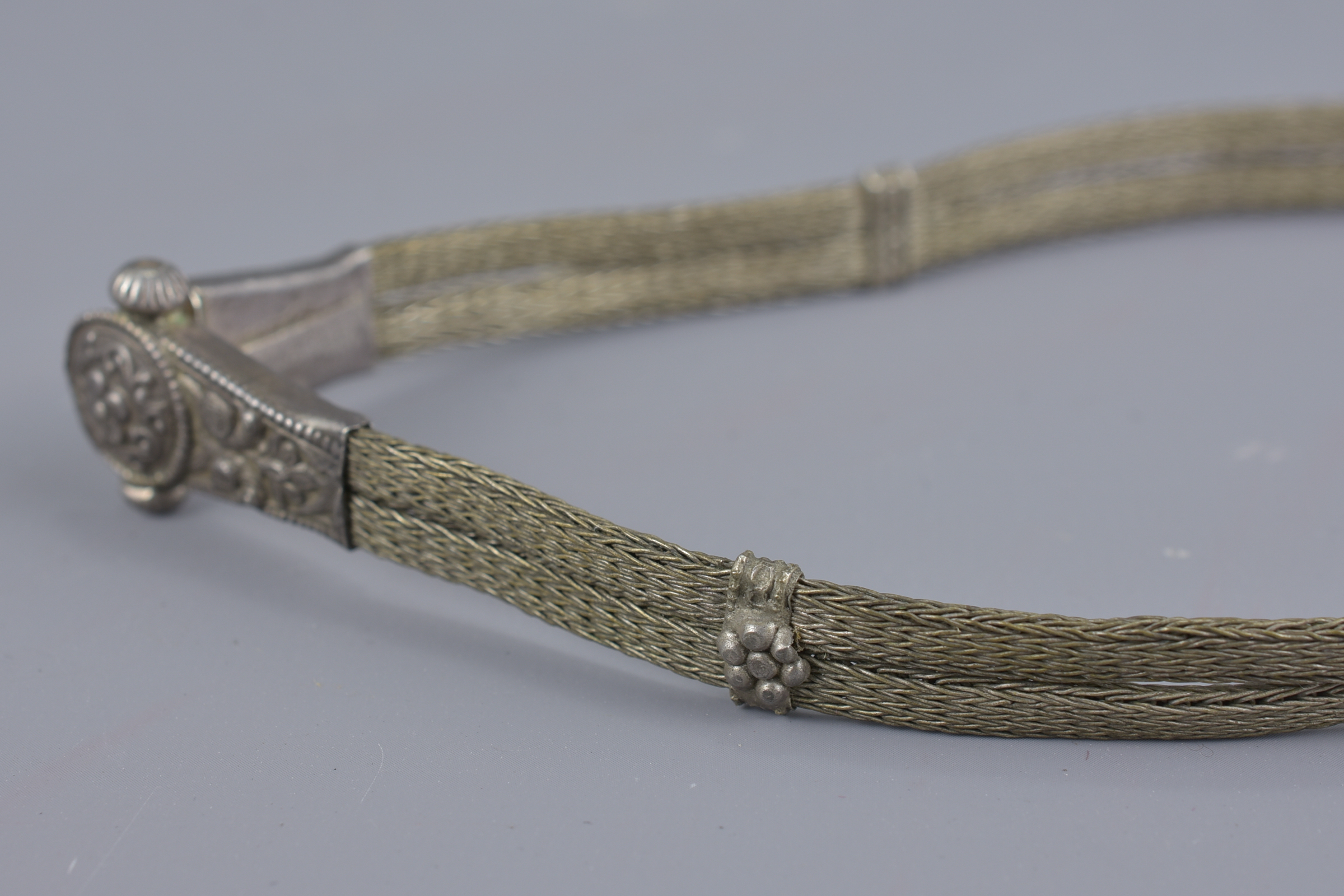 An Islamic 19th century metal chain item. - Image 3 of 3