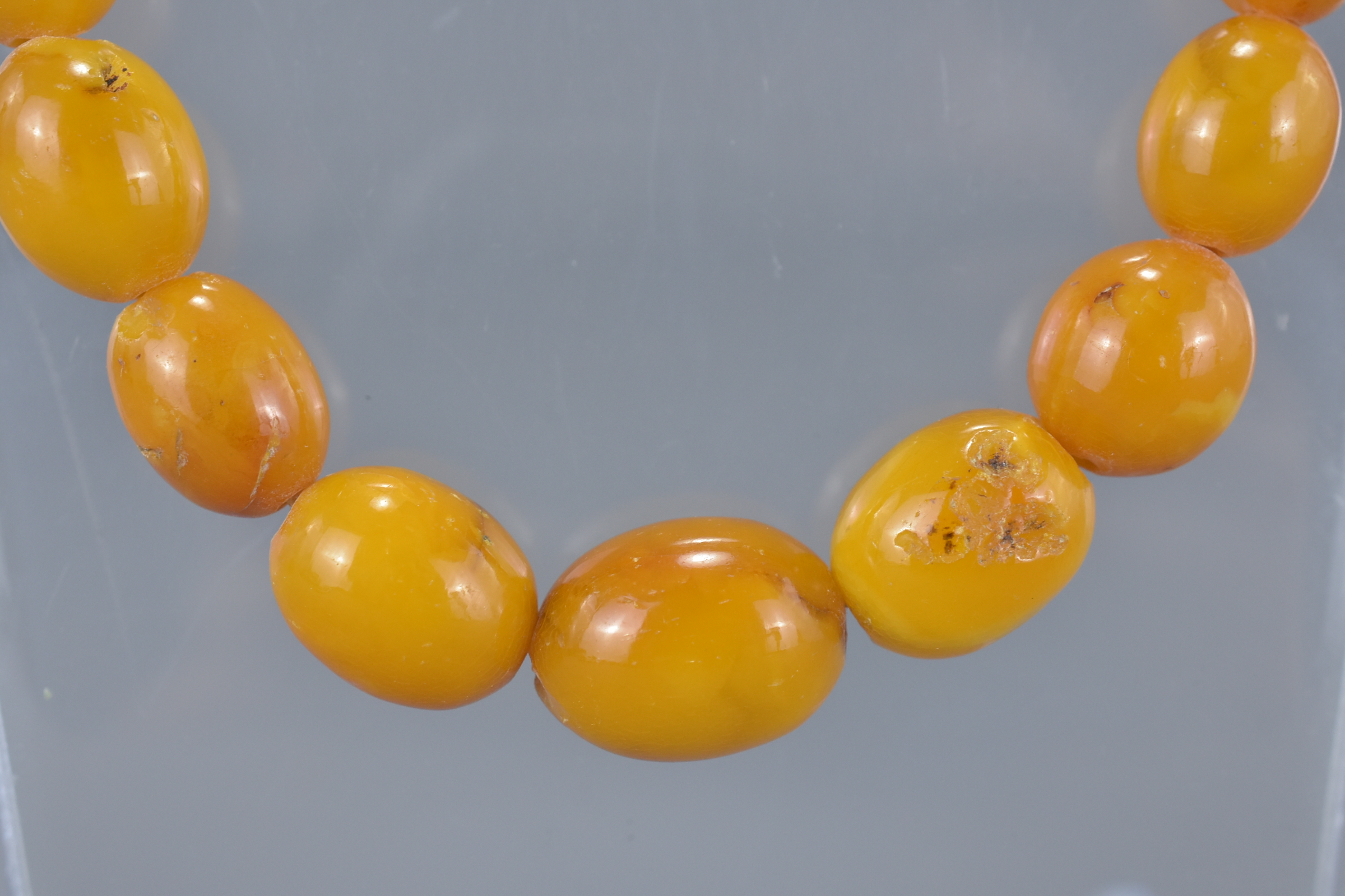 Butterscotch Amber Necklace containing 32 Graduating Ovoid Beads, approx. 41 grams - Image 2 of 3