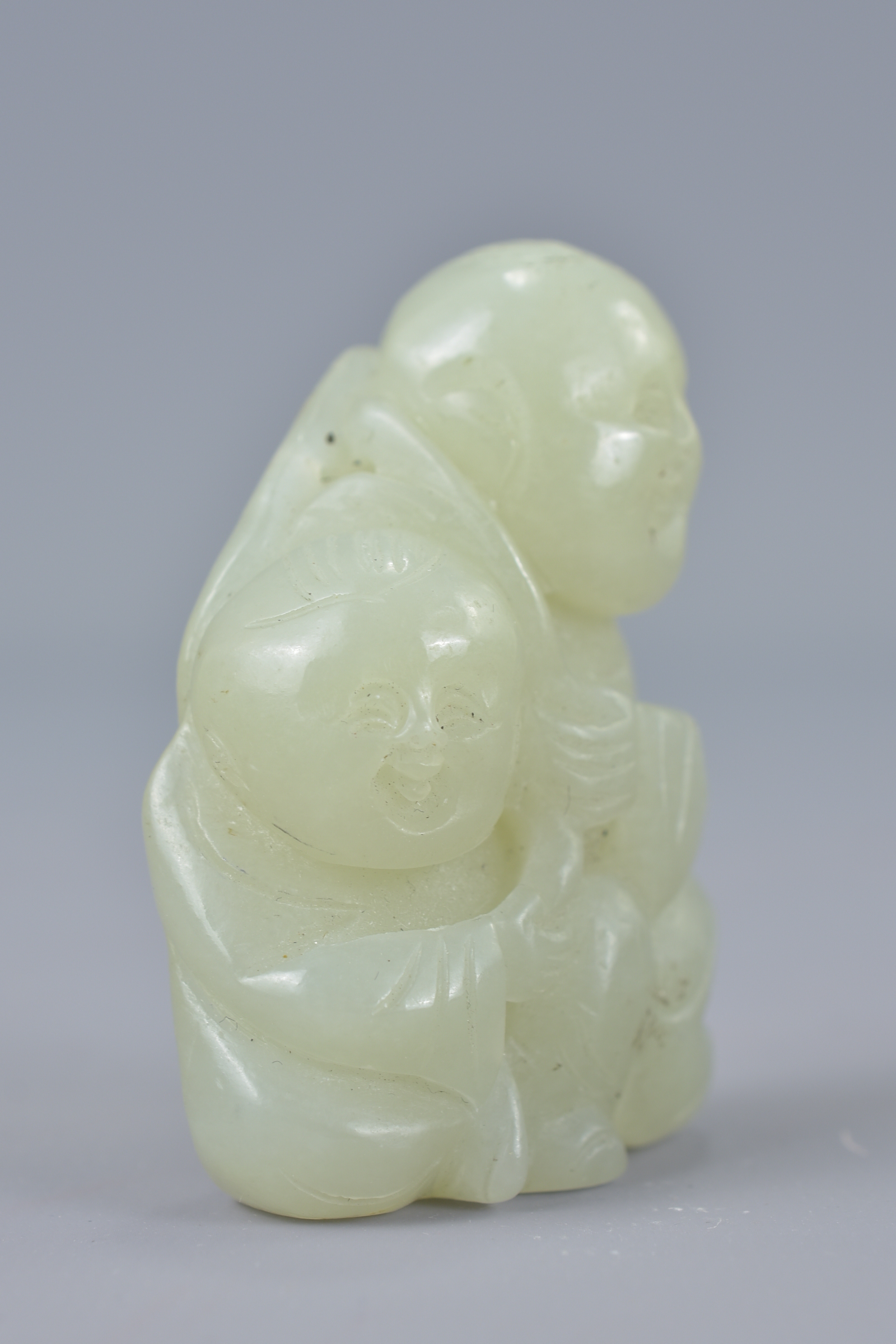 A Chinese 19/20th century pale celadon jade carving of two boys. Size 5.7cm tall x 3.8cm wide - Image 4 of 4