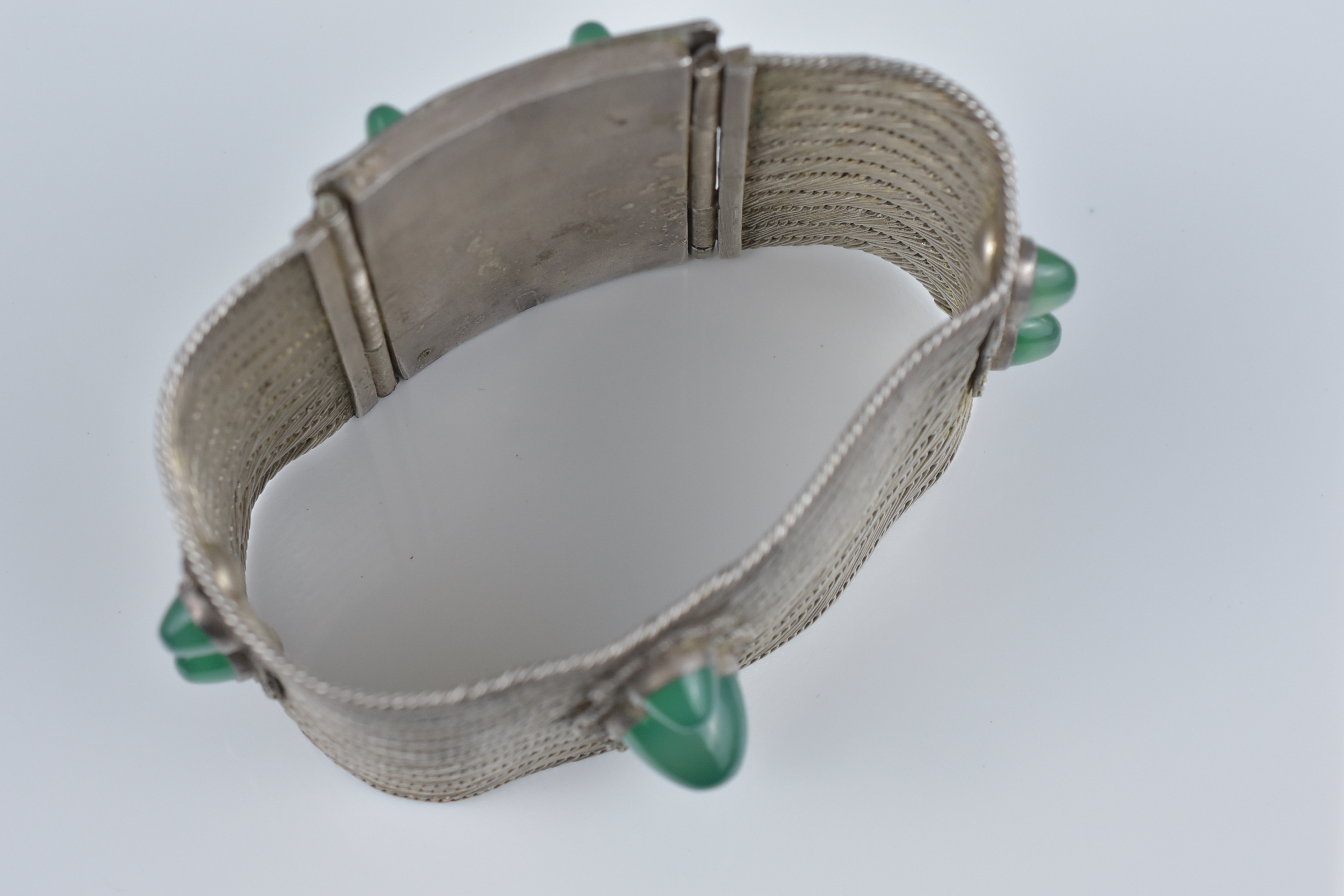 An antique silver metal and chrysoprase cuff bracelet - Image 3 of 5