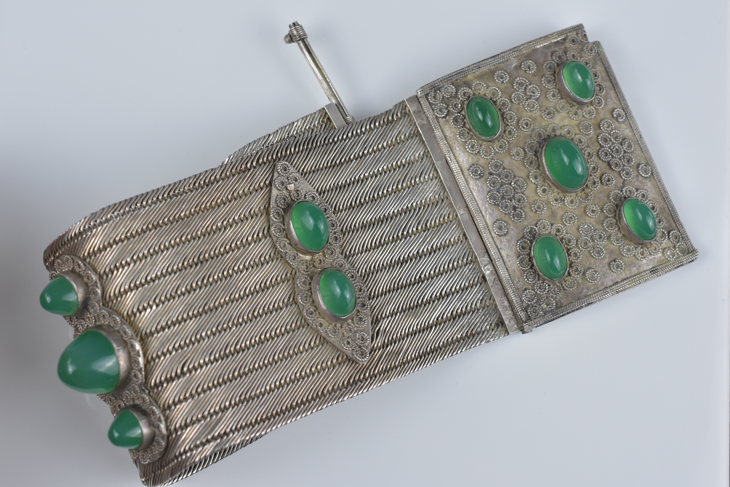 An antique silver metal and chrysoprase cuff bracelet - Image 5 of 5