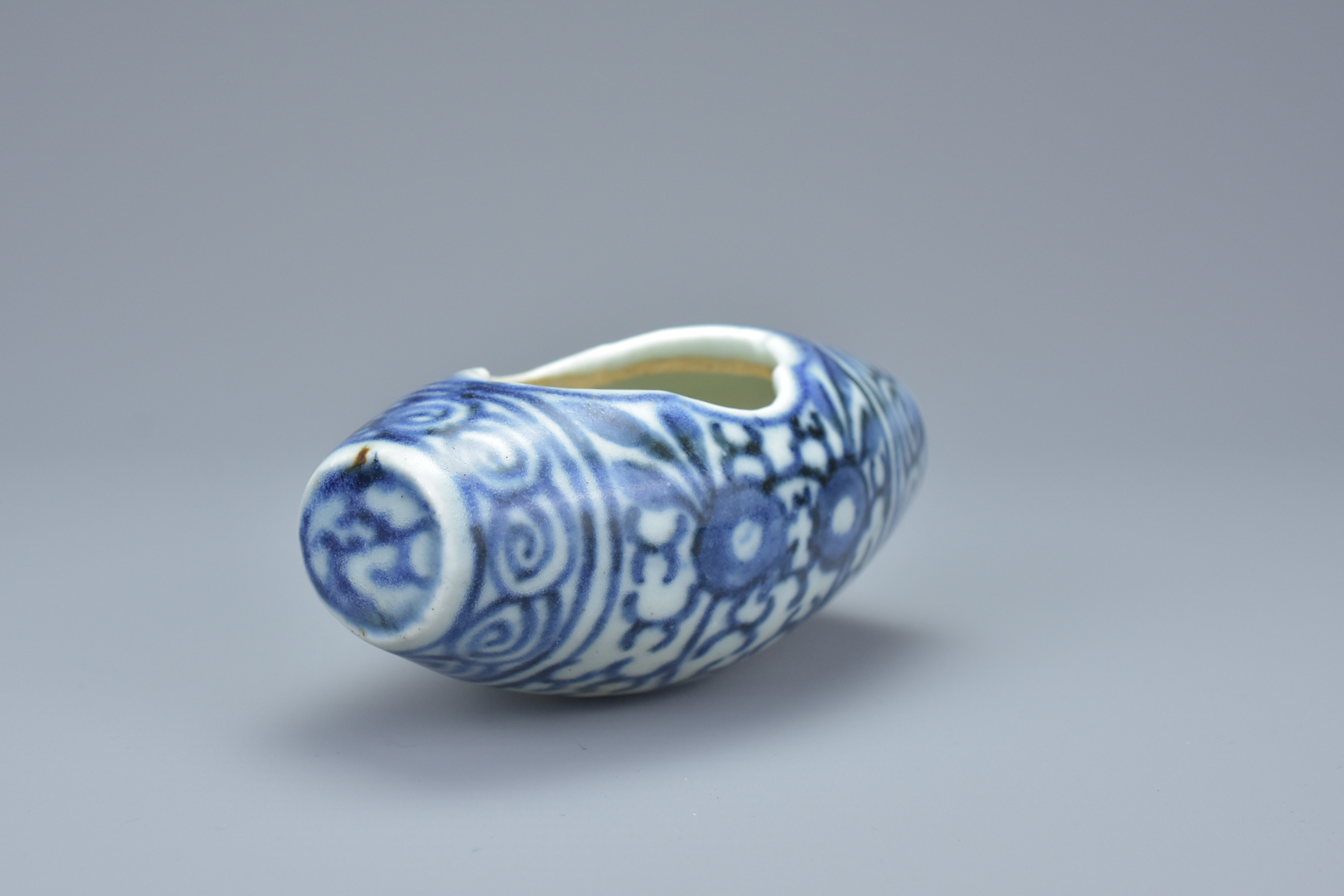 Chinese Early 19th century Blue and White Porcelain Bird Feeder, 9cms long - Image 2 of 5