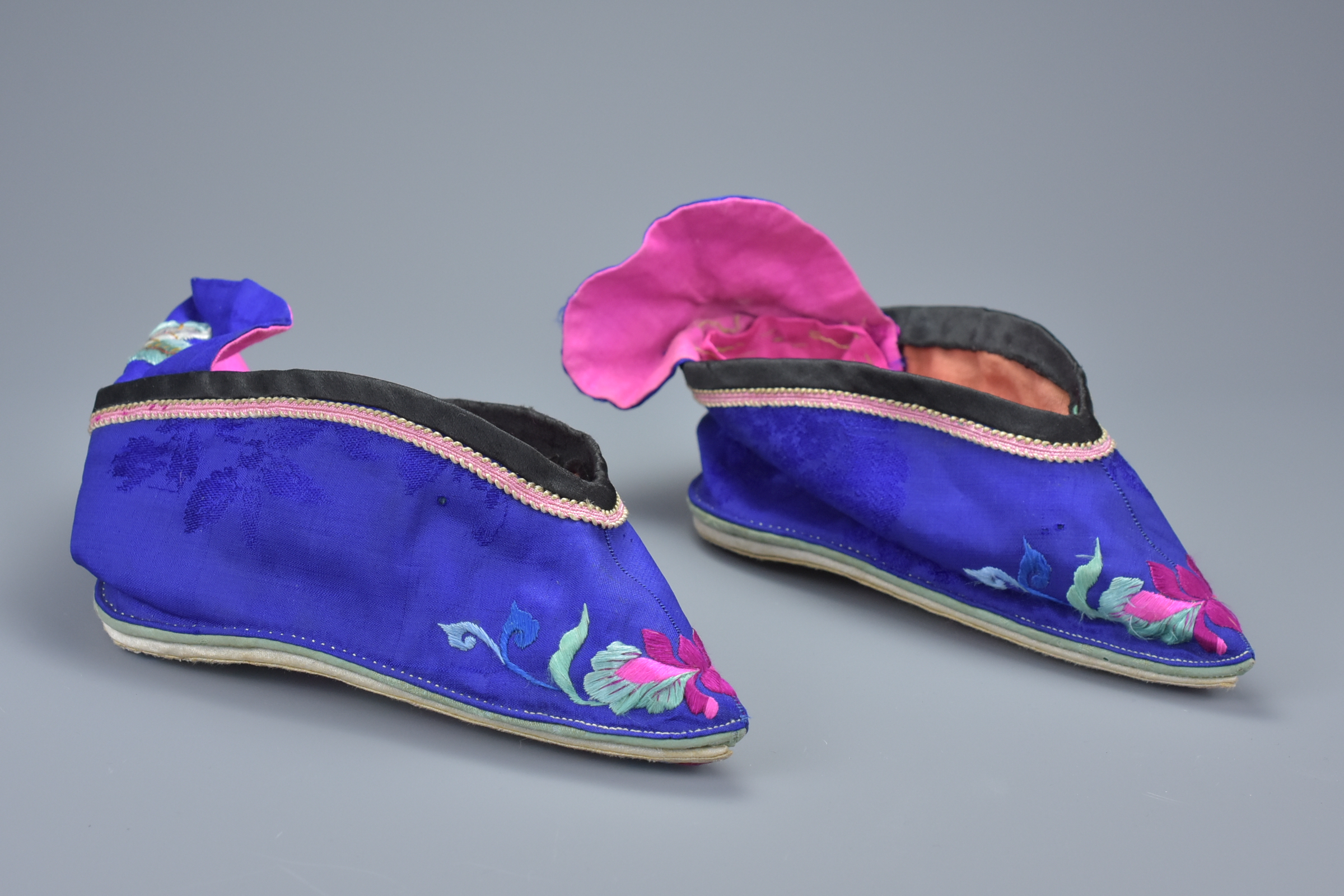 Two Pairs of Chinese early 20th century Embroidered Banded feet Shoes 16cms long (2) - Image 3 of 7