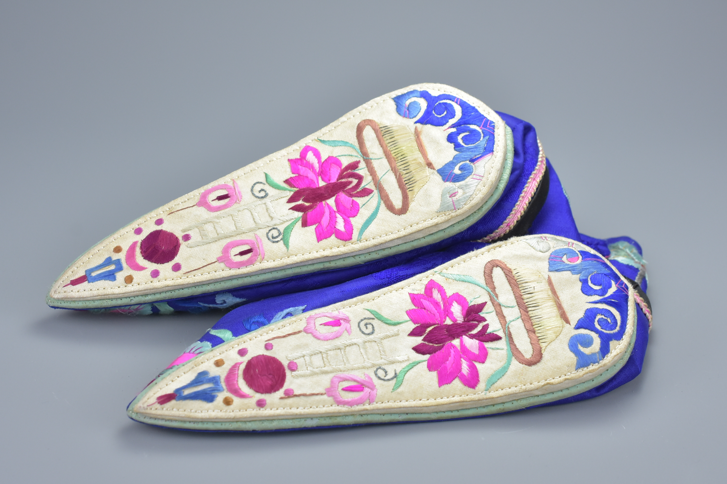 Two Pairs of Chinese early 20th century Embroidered Banded feet Shoes 16cms long (2) - Image 4 of 7