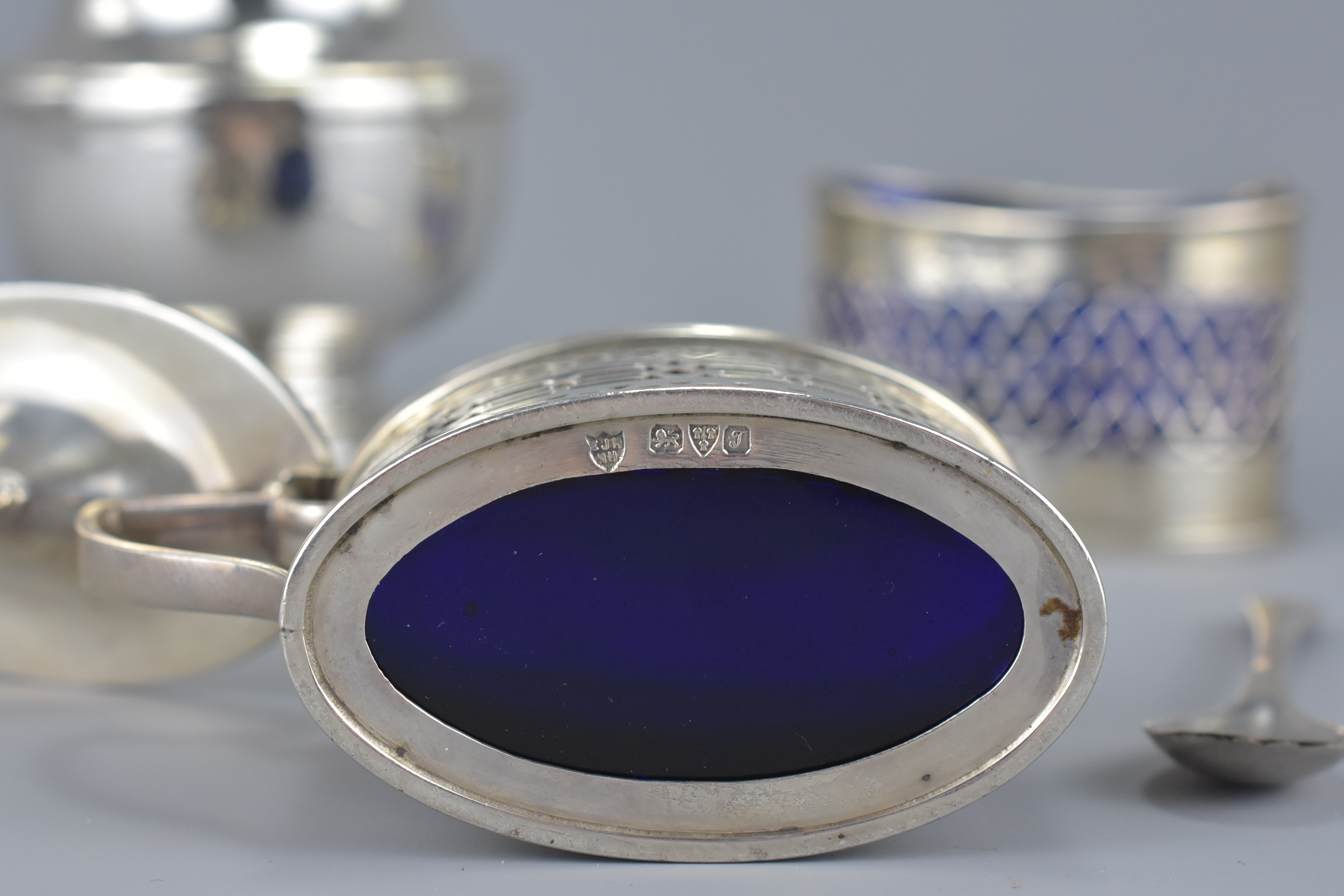 English Hallmarked Silver Mustard Pot with Blue Glass Liner, Chester 1919, English Hallmarked Silver - Image 2 of 3