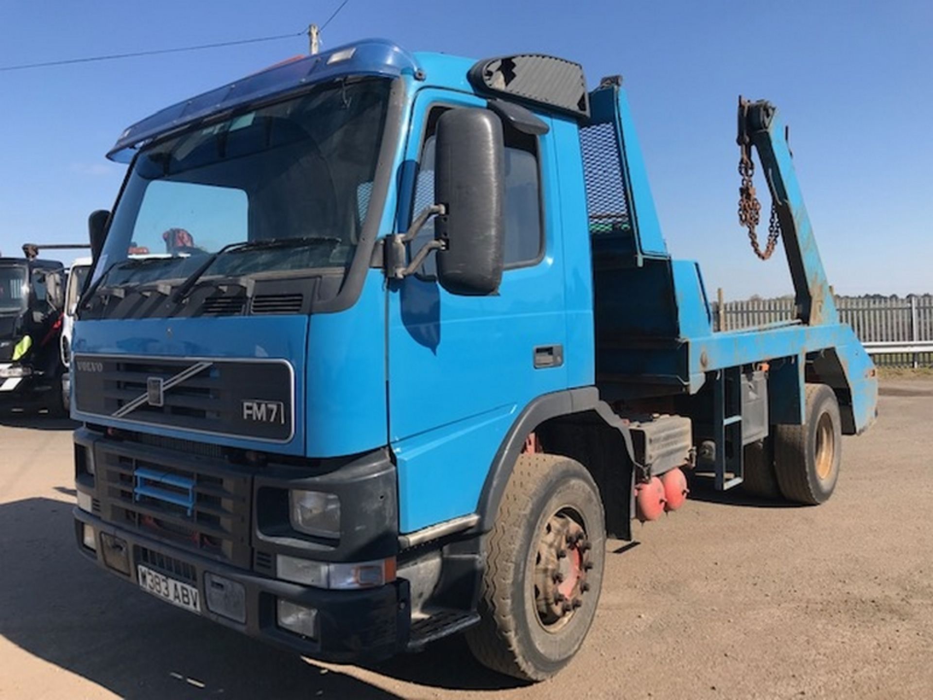 VOLVO FM7 Skiploader 4x2 Diesel - W383ABV - Image 4 of 9