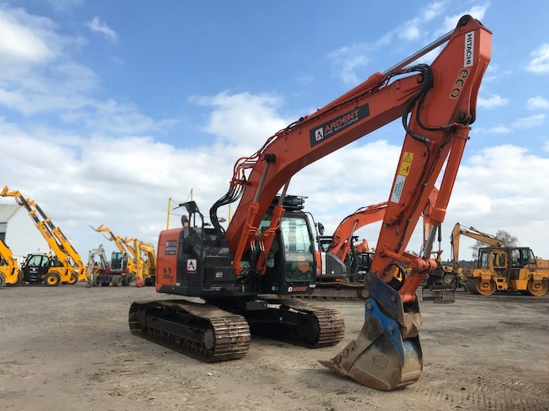 Hitachi ZX225USLC-5B Excavator - 50P2-2199